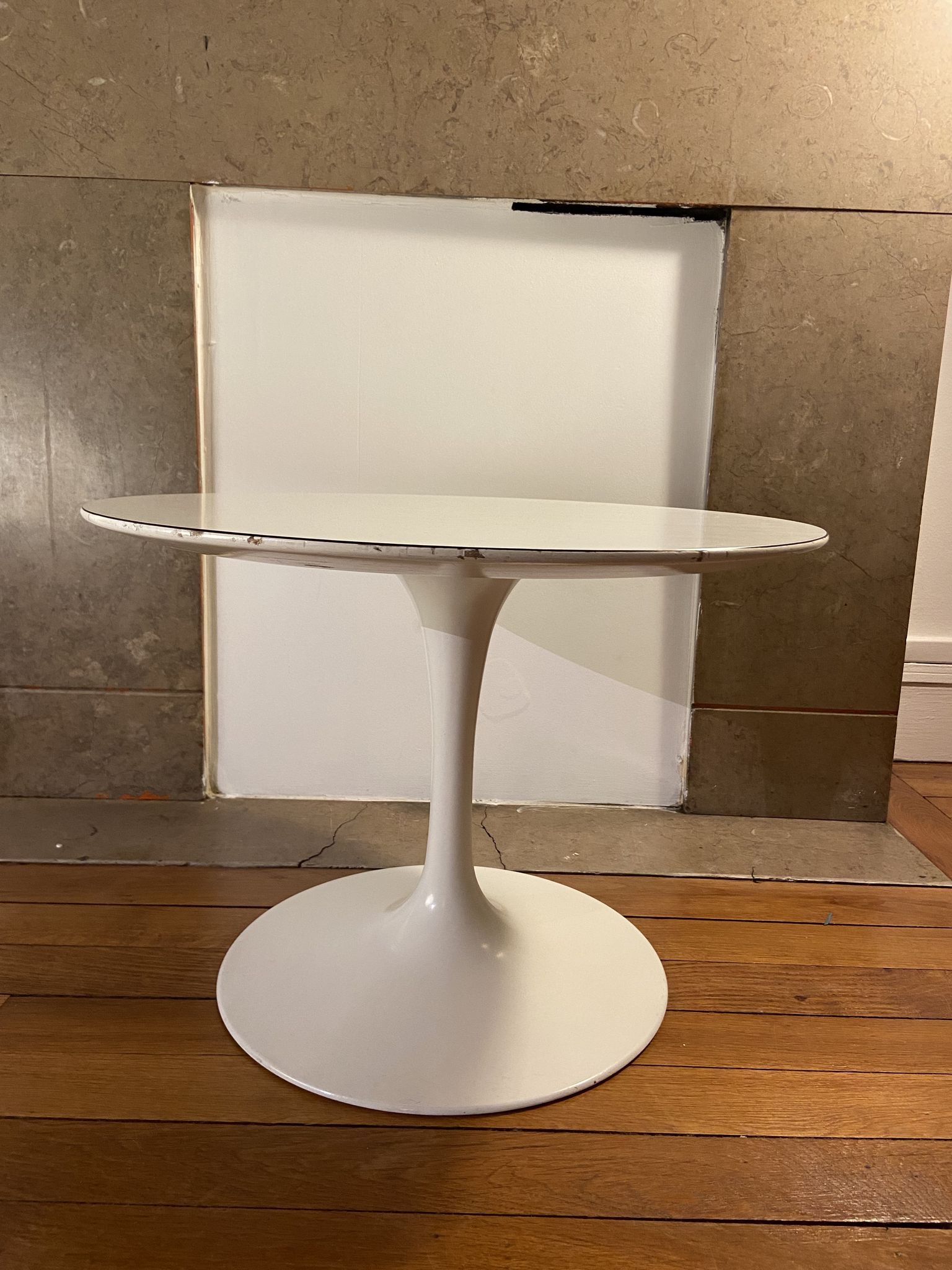 Circular sofa end on white metal leg. XXth work.