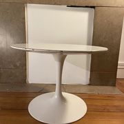 Circular sofa end on white metal leg. XXth work.