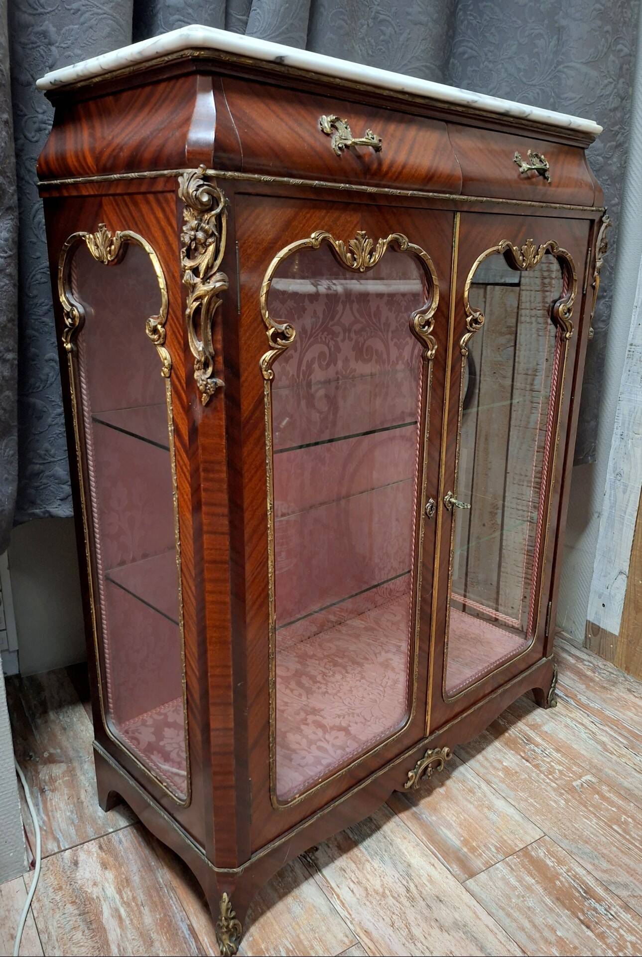 Support display cabinet from the Napoleonic III era in mahogany, gilded bronze, and white marble.