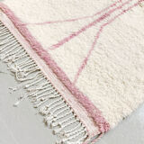 Moroccan Berber carpet beni ouarain ecru with pink pattern 166x102cm