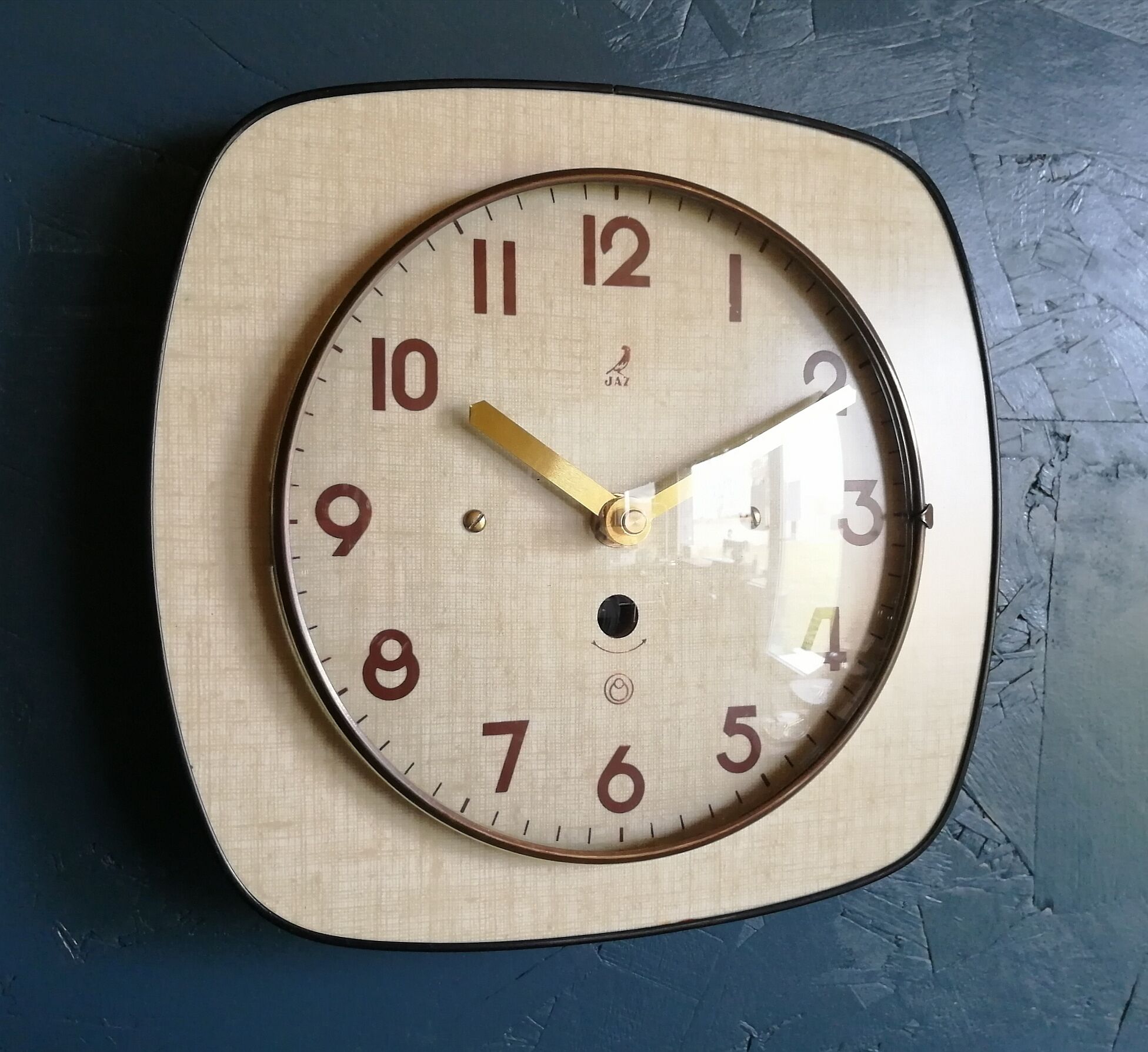 Vintage formica silent wall clock "Jaz cream"
