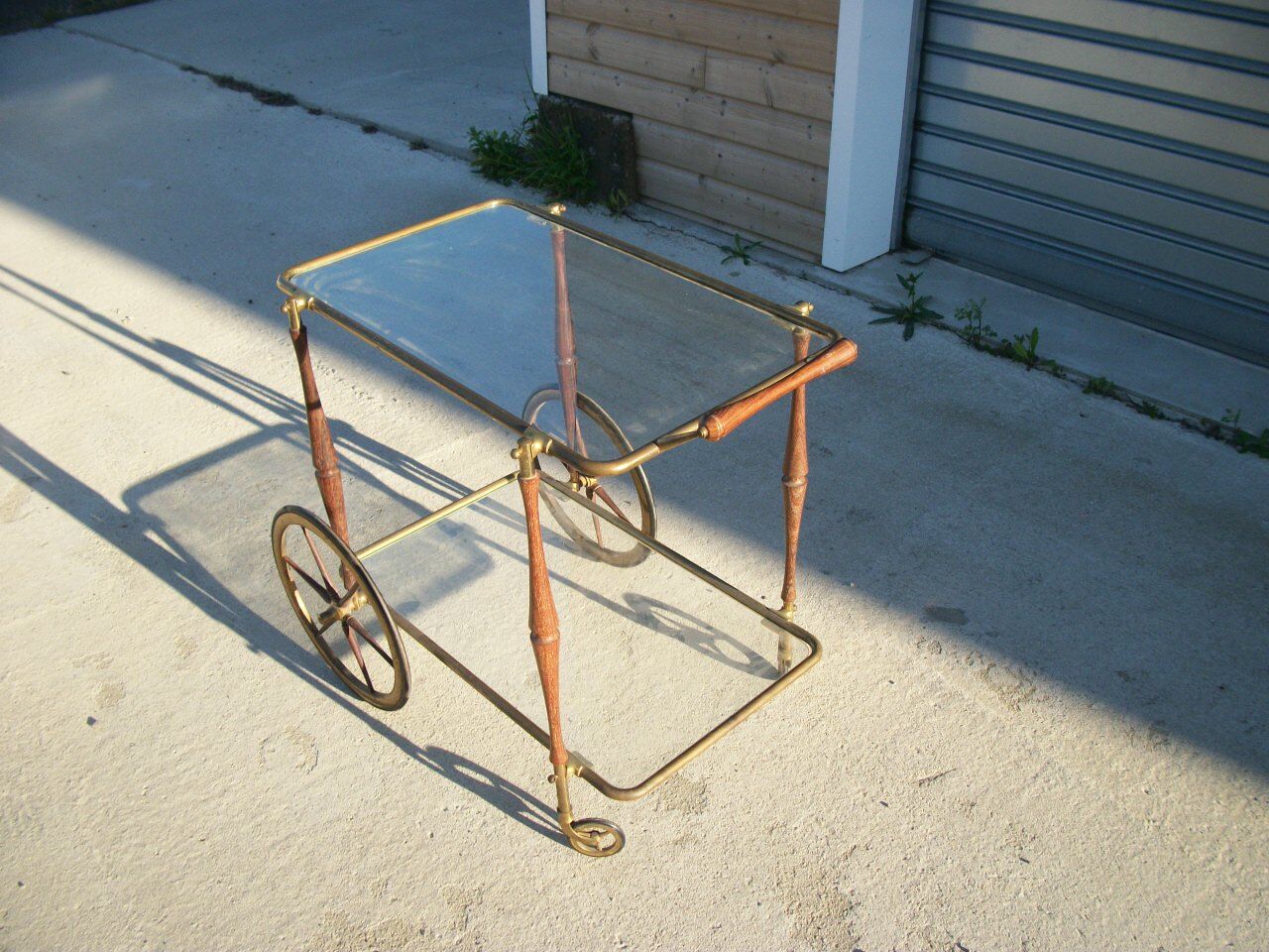 Rolling serving table