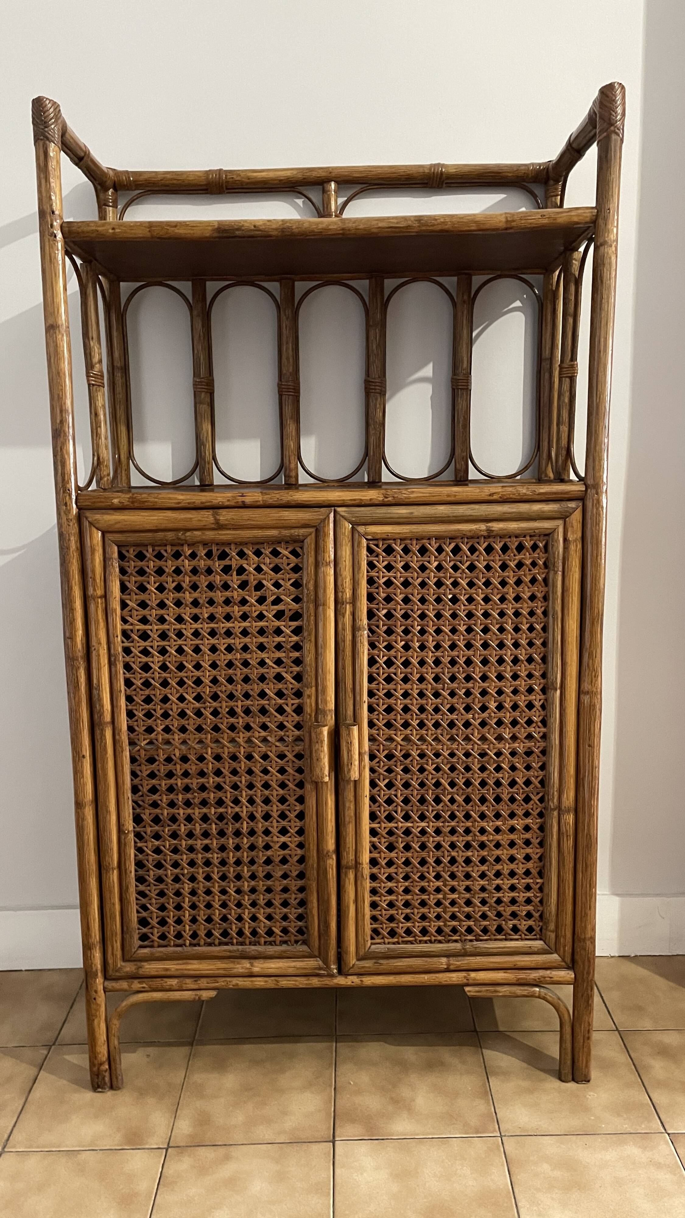 Shelf on wicker legs