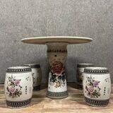 Asie XXeme : table et 4 tabourets en porcelaine peinte a décors de fleurs et calligraphie