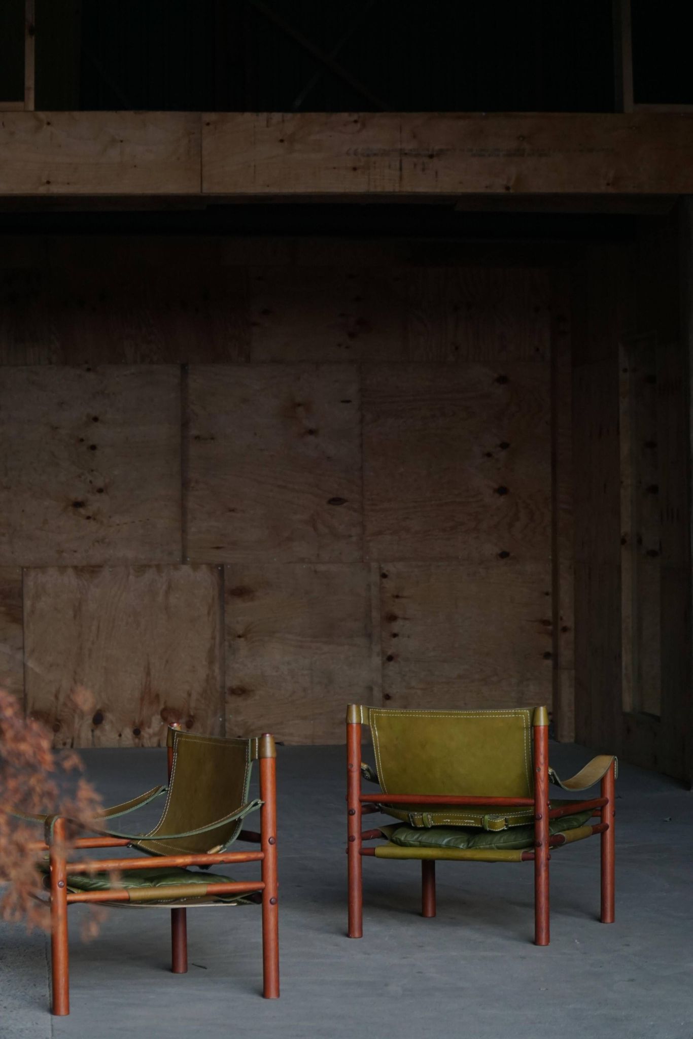 Arne Norell, Pair of "Sirocco" Safari armchairs in ash and green leather, 1960s.