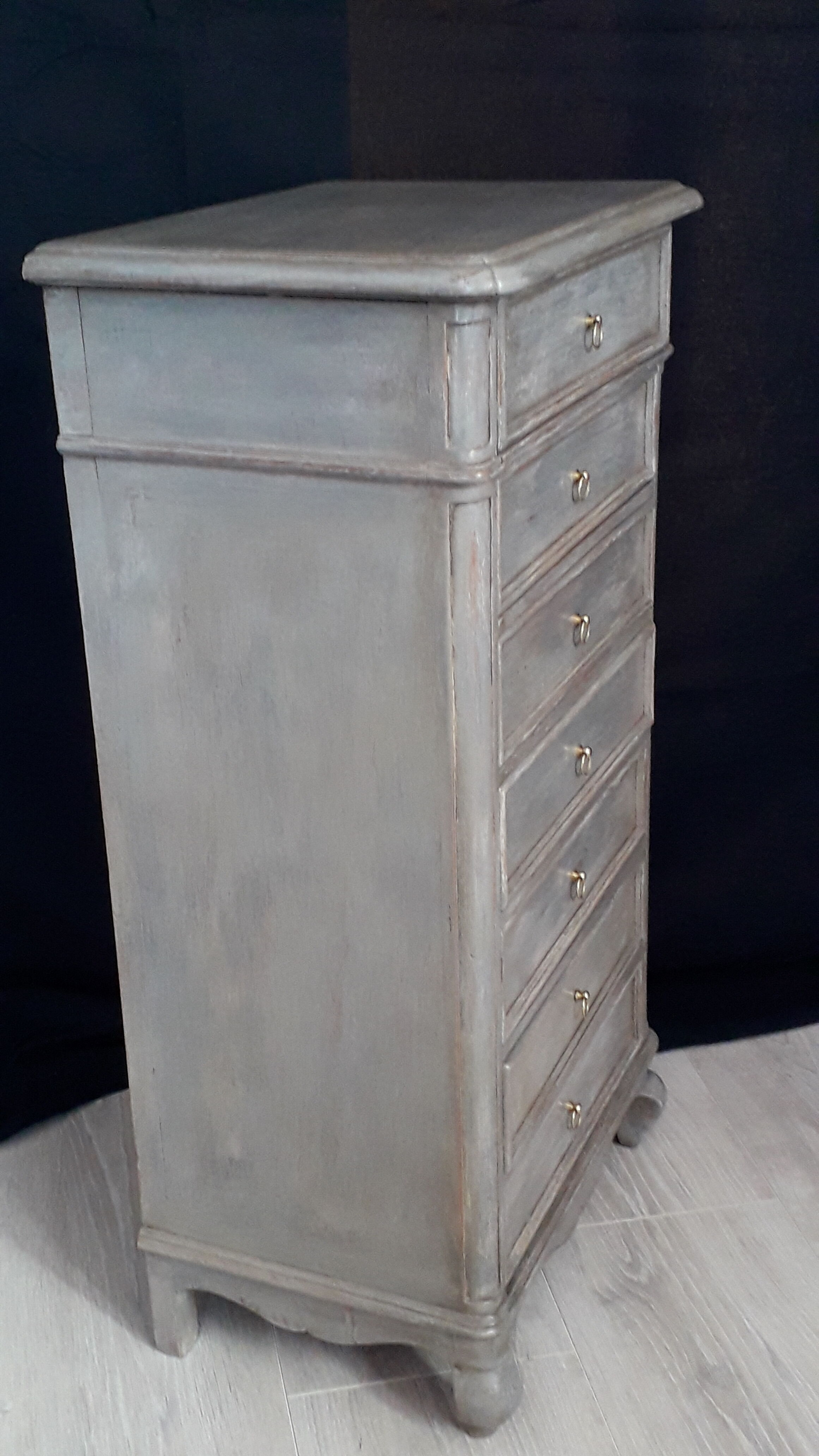 Lacquered semainier bedside