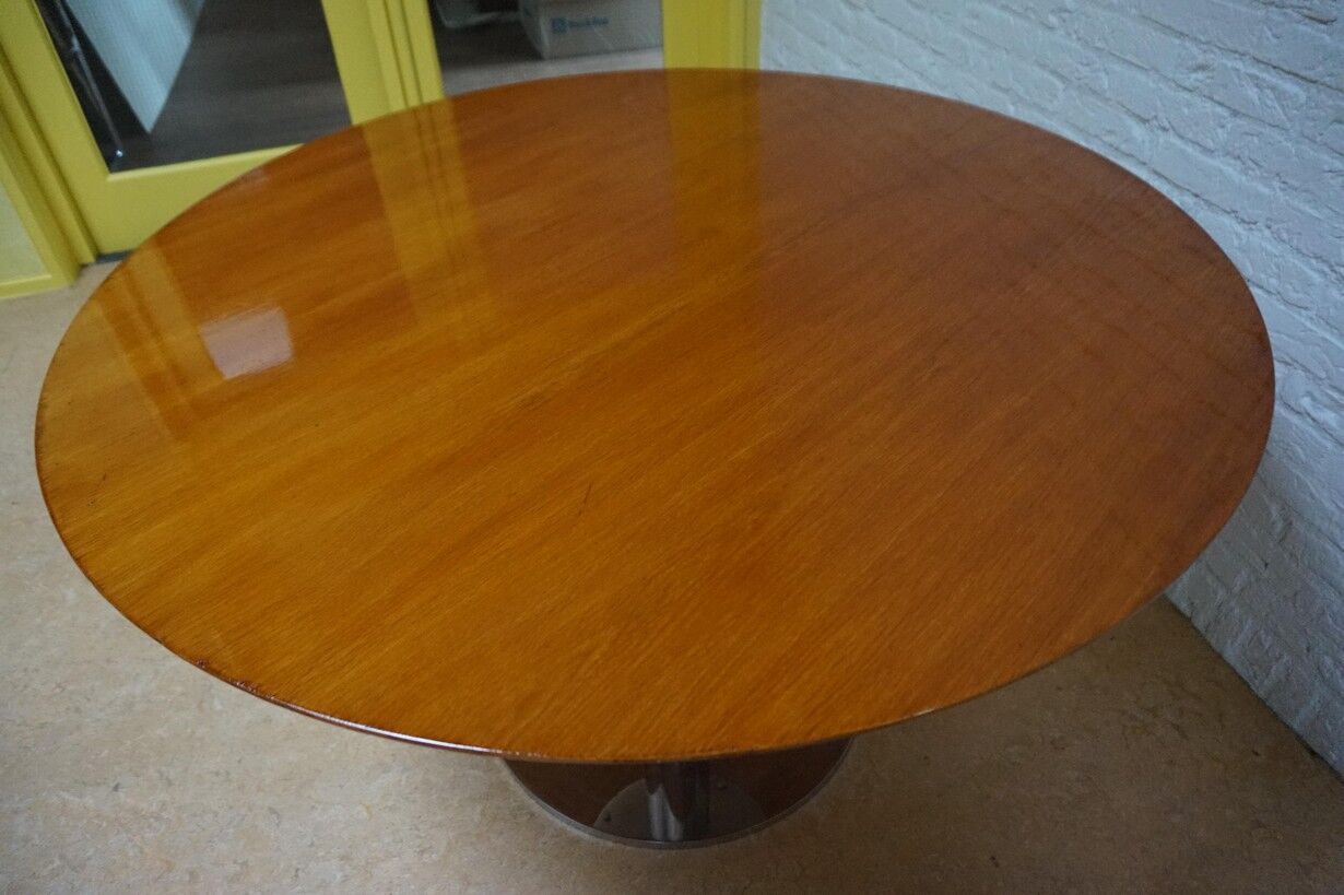 Mid-century modern round table by  Knoll International Kiga S.p.A, 1960s