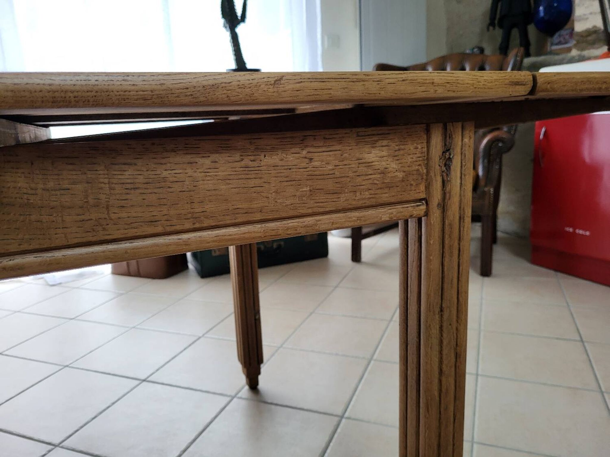 Extendable oak table