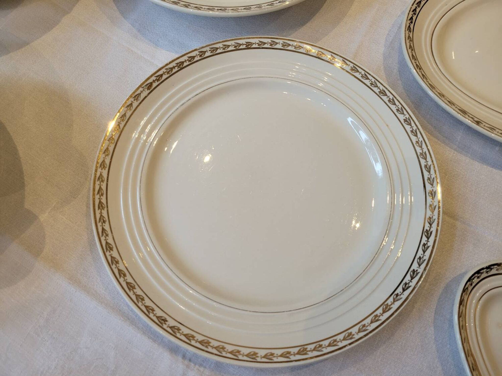 Table service in opaque porcelain with gold leaf.