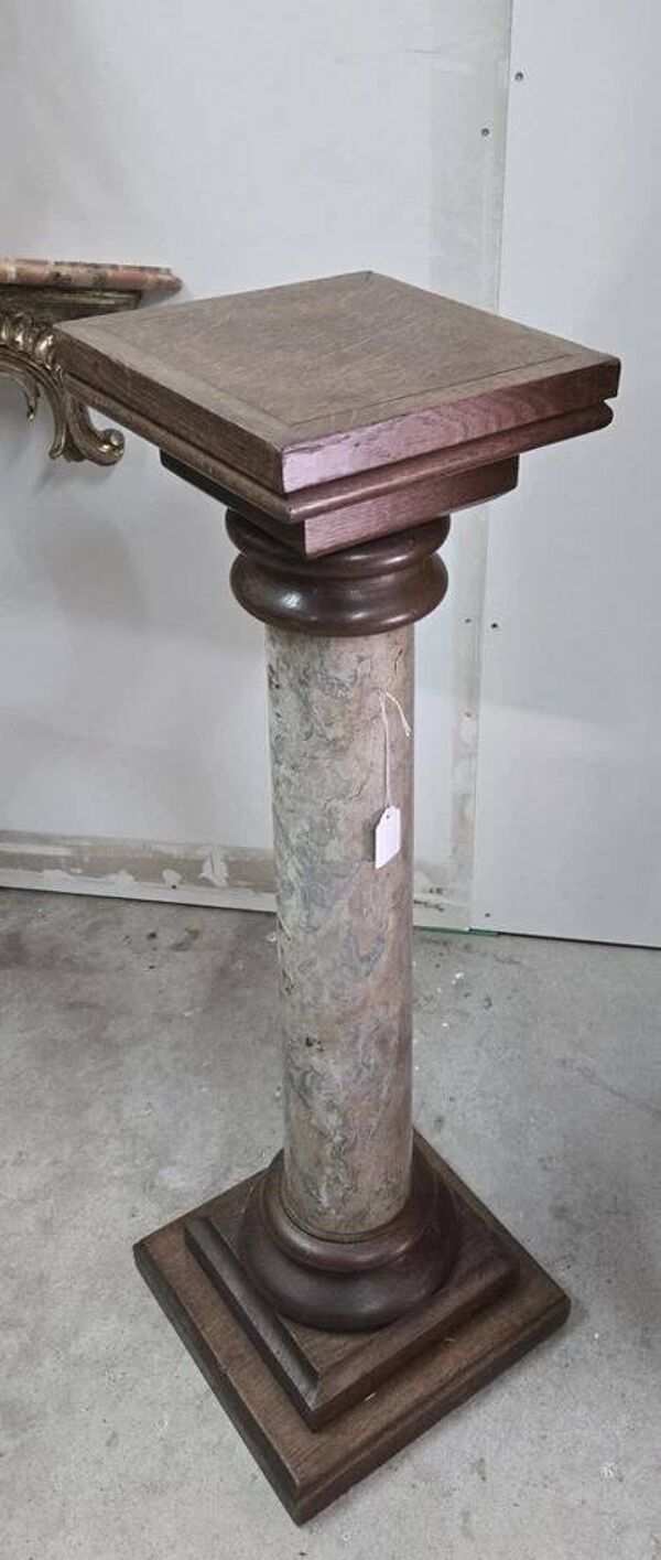 Sellette formant colonne, en bois massif et peinture faux marbre