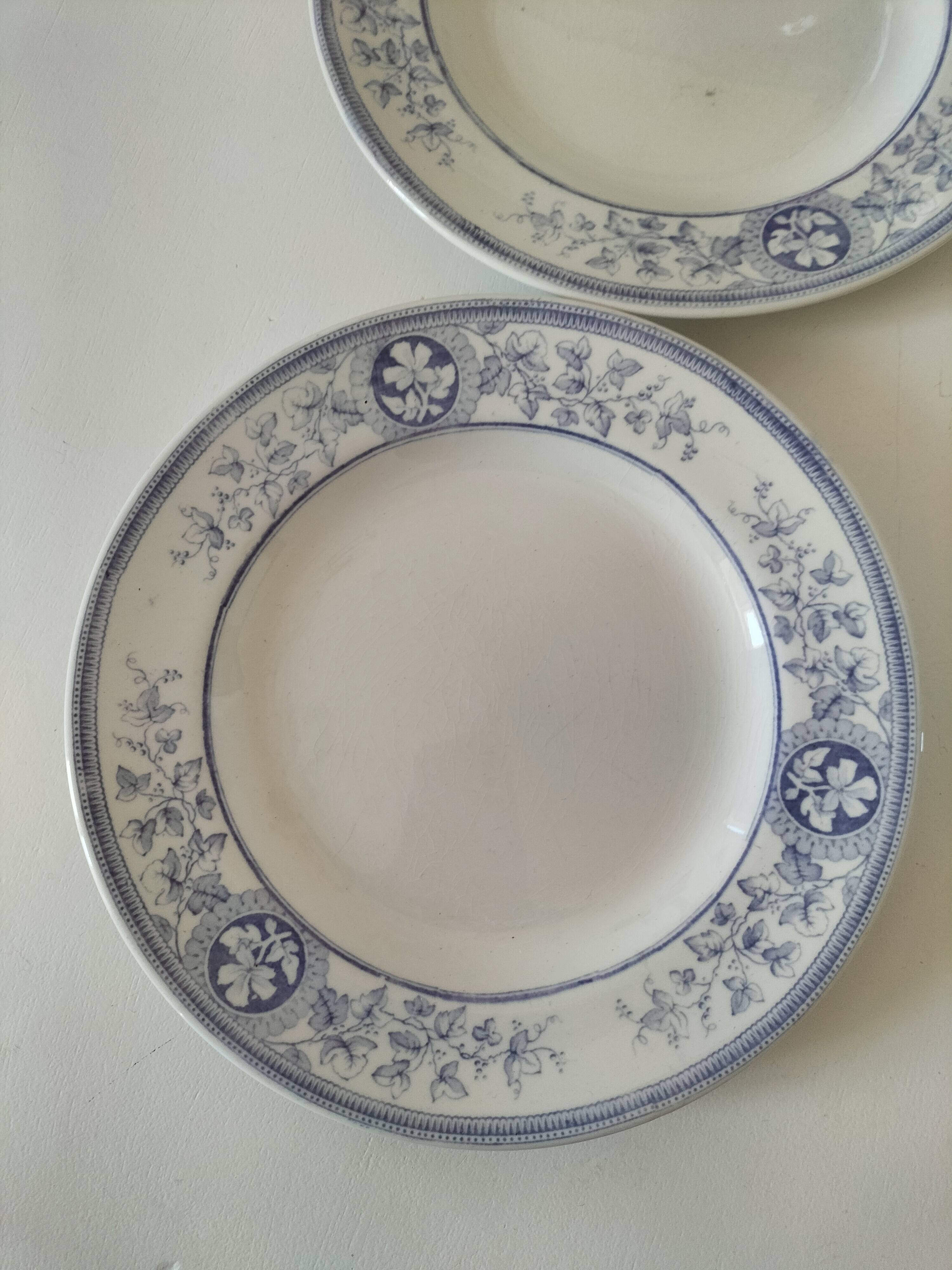 Trio d’assiettes anglaises en faïence fine bleue et blanche, début 20ème