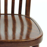 Chaise basée sur un modèle Thonet, éditée par Tatra.