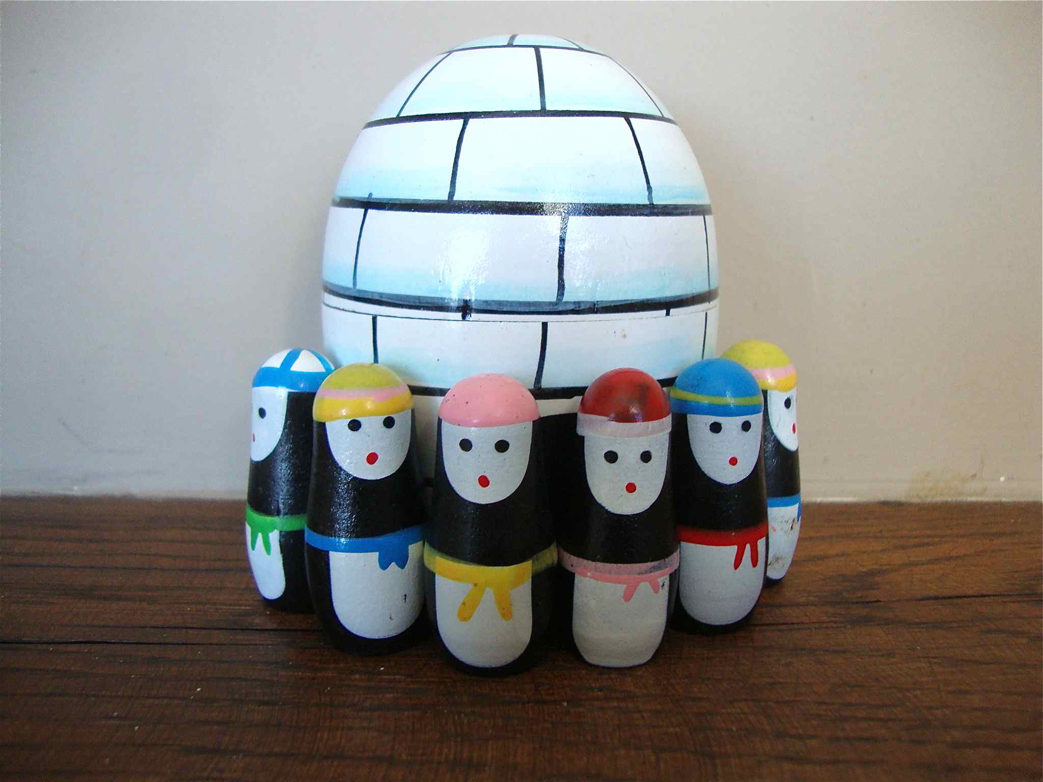 Wooden igloo and 6 little penguins