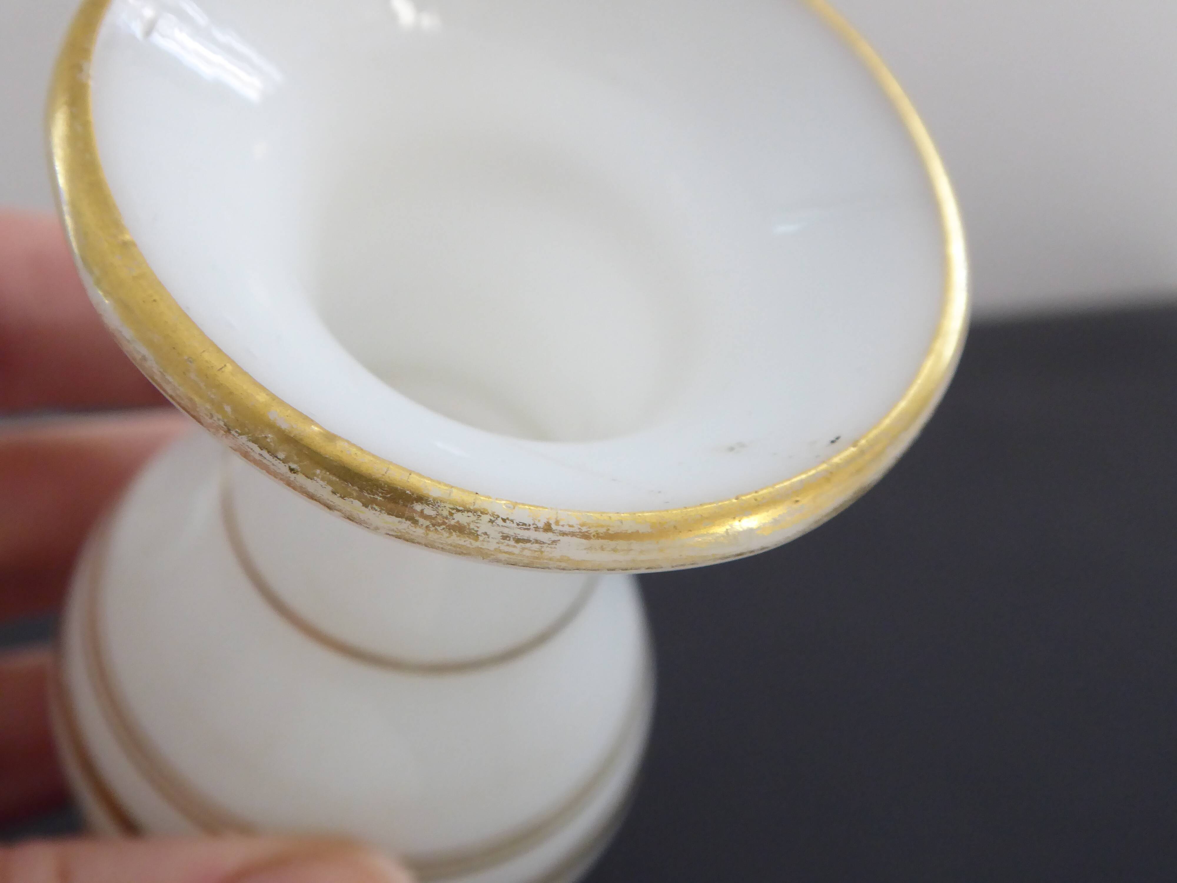 Vase miniature en opaline