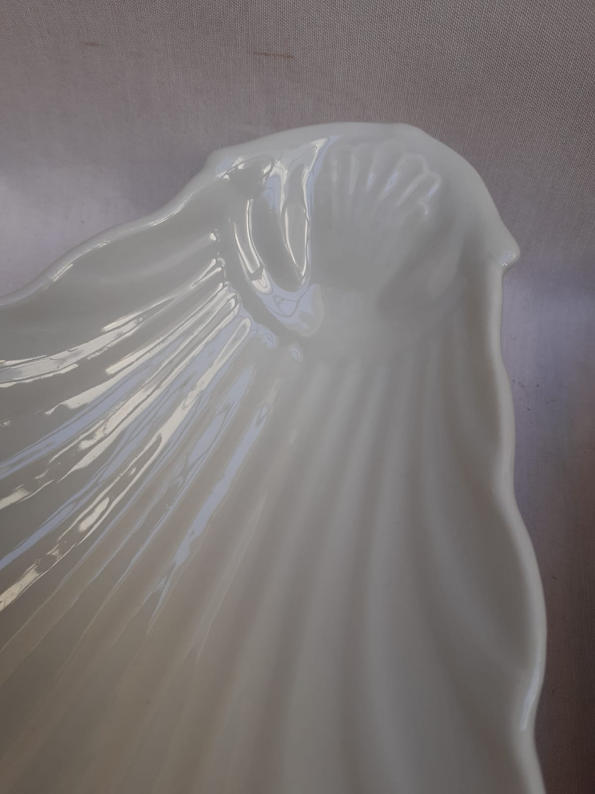 Pair of porcelain shell ravines