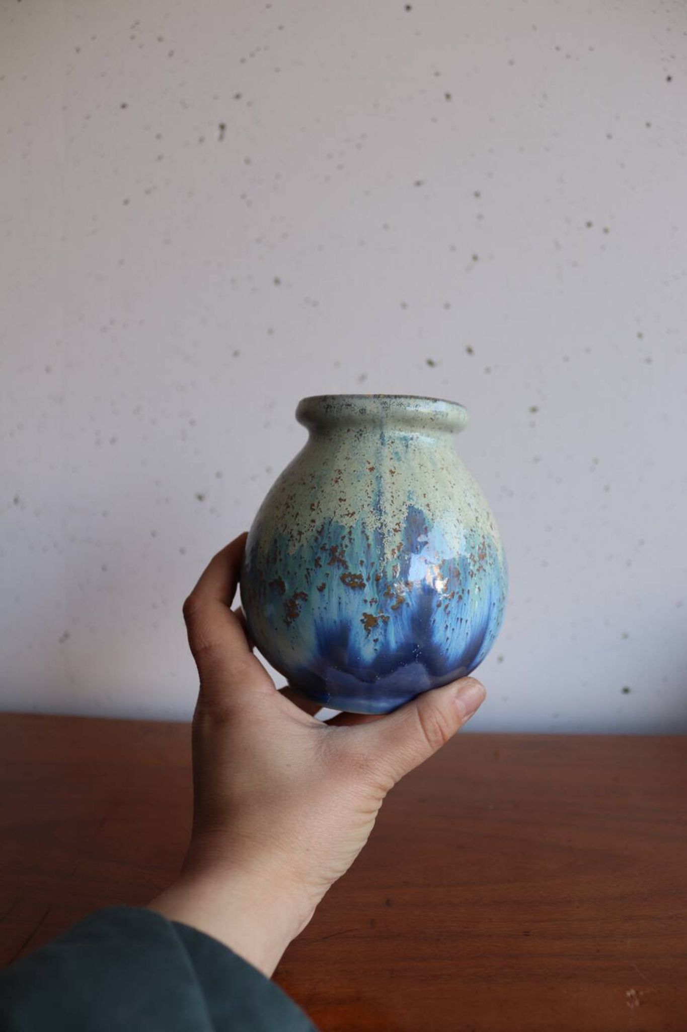 Petit vase en grès émaillé bleu nuancé