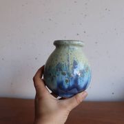 Petit vase en grès émaillé bleu nuancé