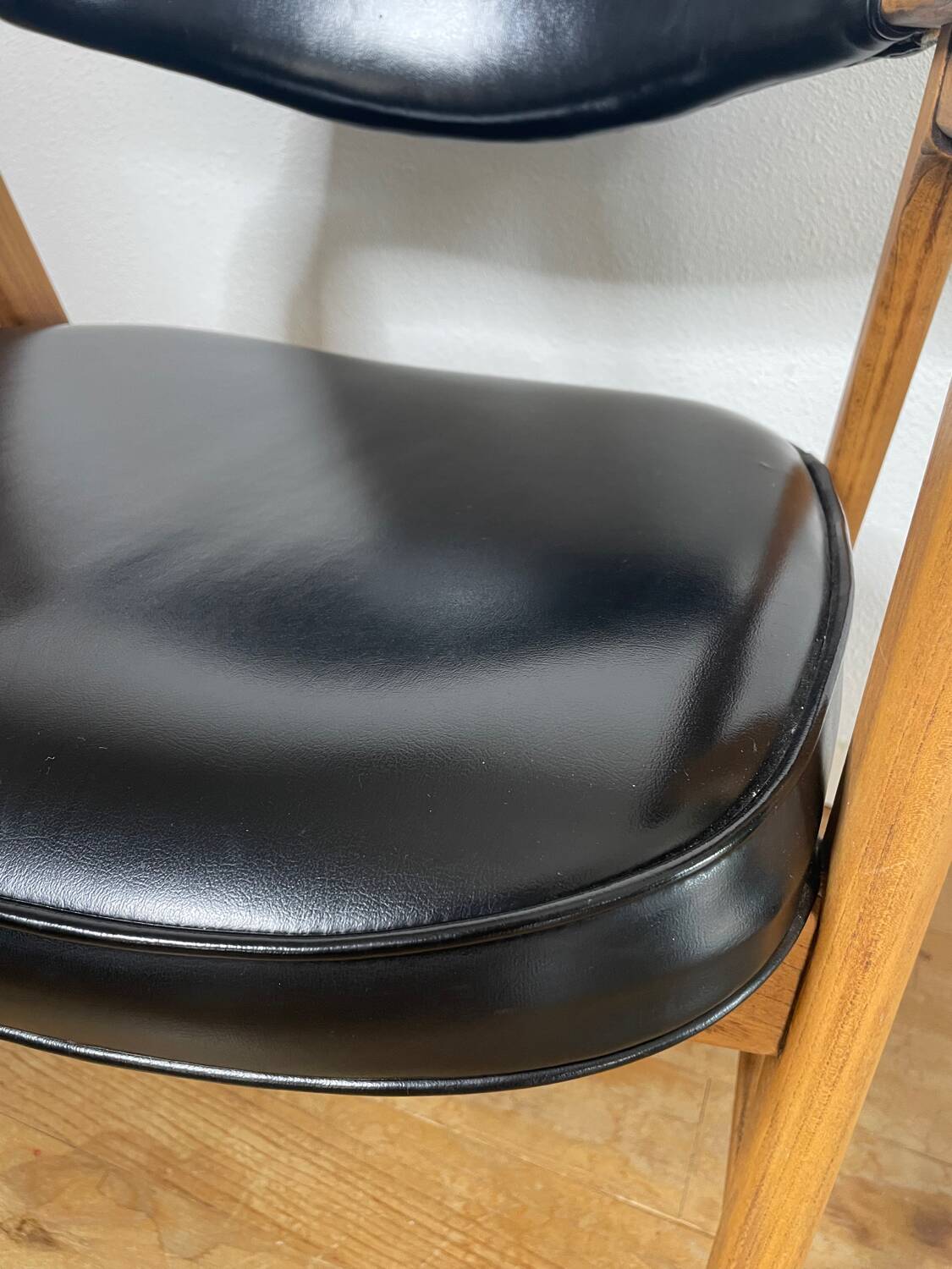 Scandinavian armchair by Erik Kirkegaard in oak and leather, 1960s