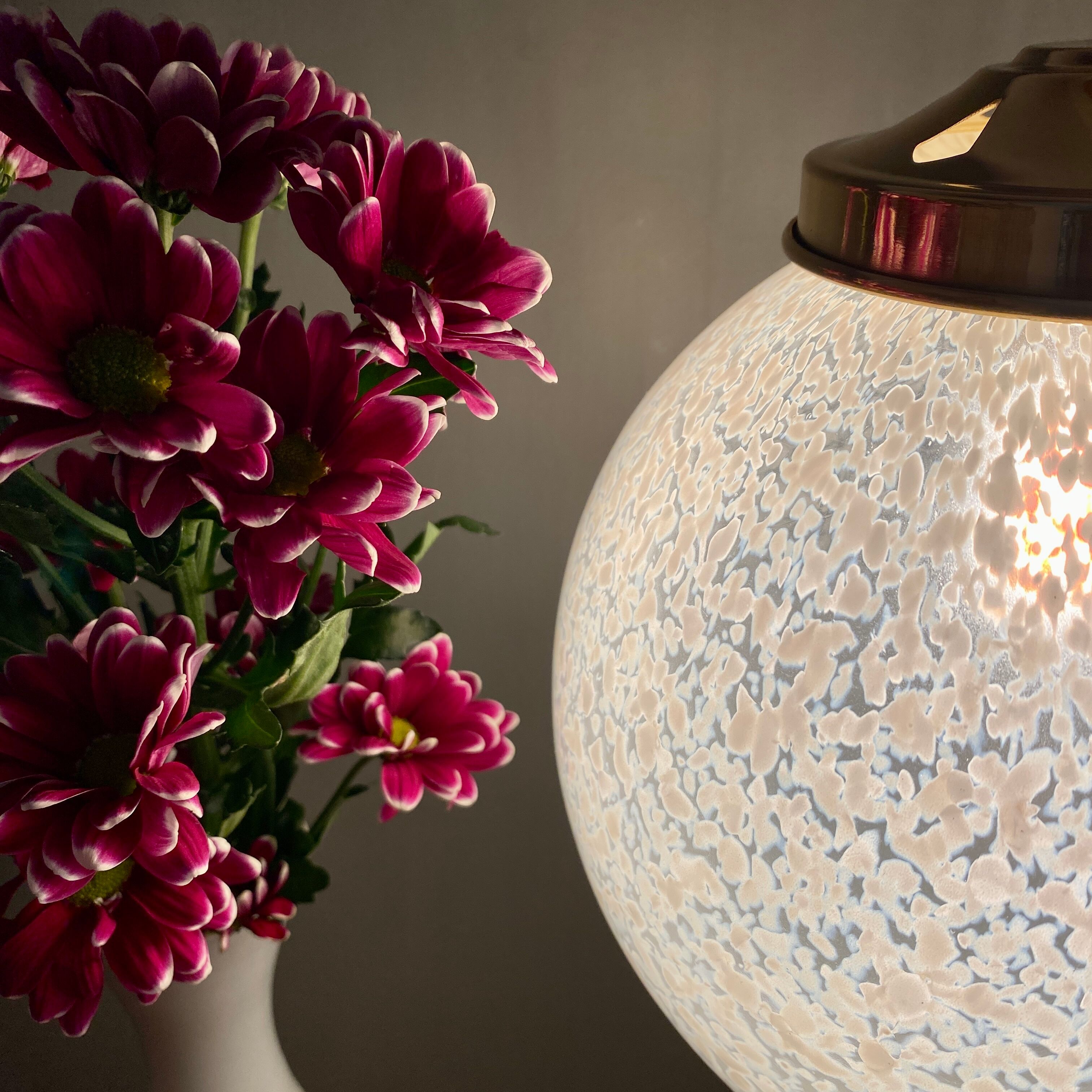 Suspension globe vintage en verre de Clichy blanc