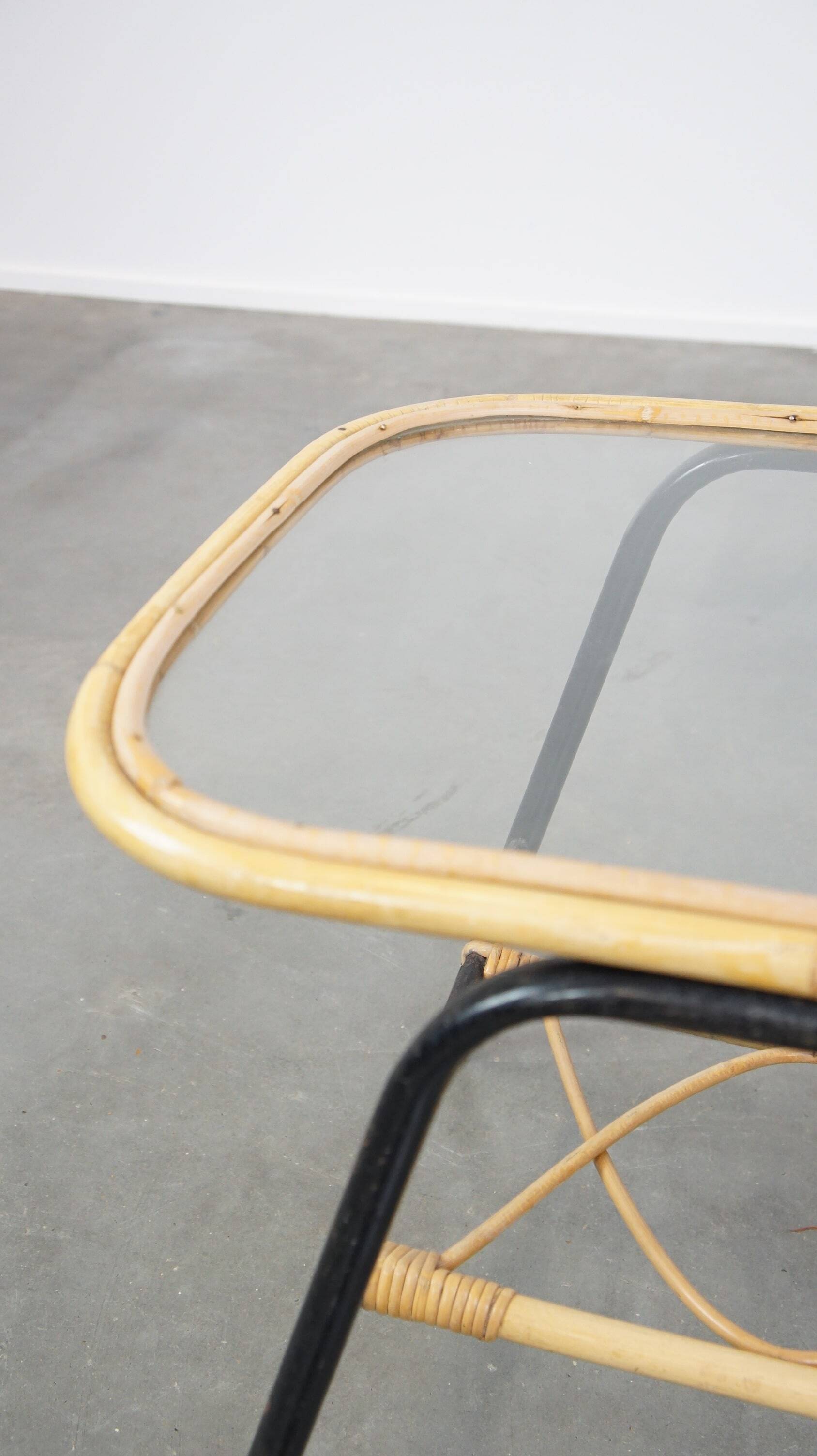 Table basse vintage en rotin des années 1960 avec un plateau en verre et une structure en métal