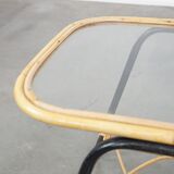 Table basse vintage en rotin des années 1960 avec un plateau en verre et une structure en métal