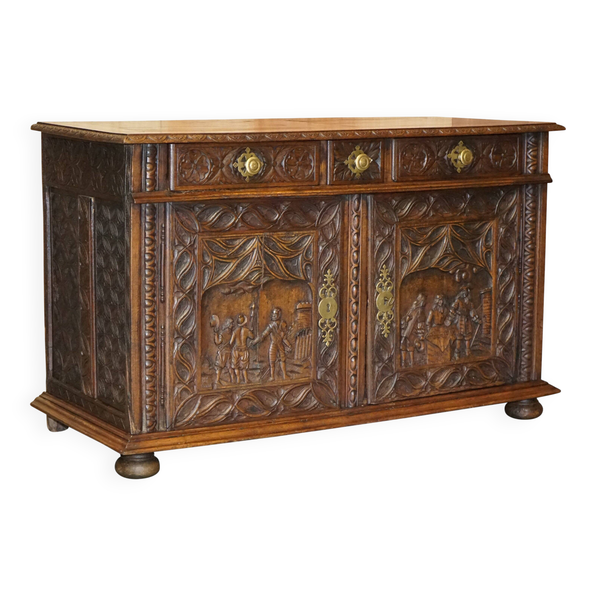 Buffet Continental en Chêne Sculpté Circa 1800 avec Panneaux Militaires