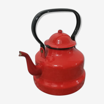 Red enamelled sheet metal kettle