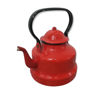 Red enamelled sheet metal kettle