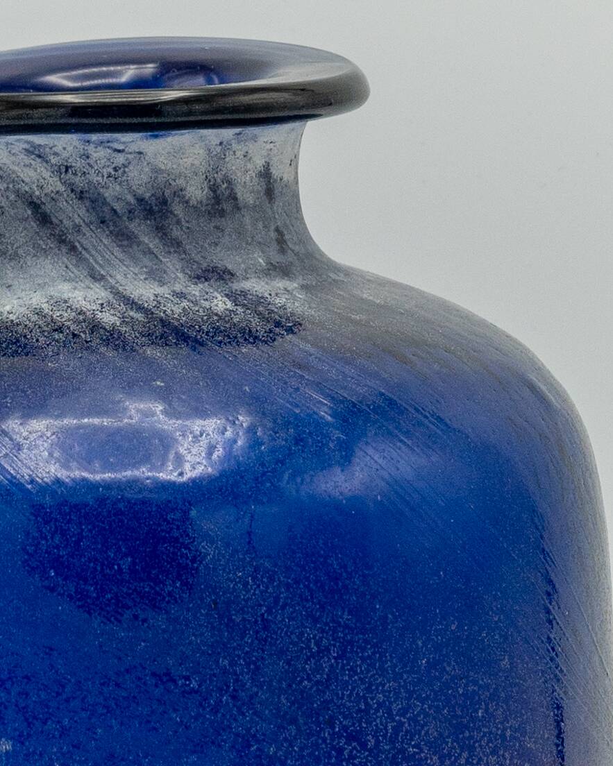 Vase en verre Scavo Murano Seguso bleu cobalt, soufflé à la main, années 1980, finition brutaliste.
