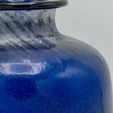 Vase en verre Scavo Murano Seguso bleu cobalt, soufflé à la main, années 1980, finition brutaliste.