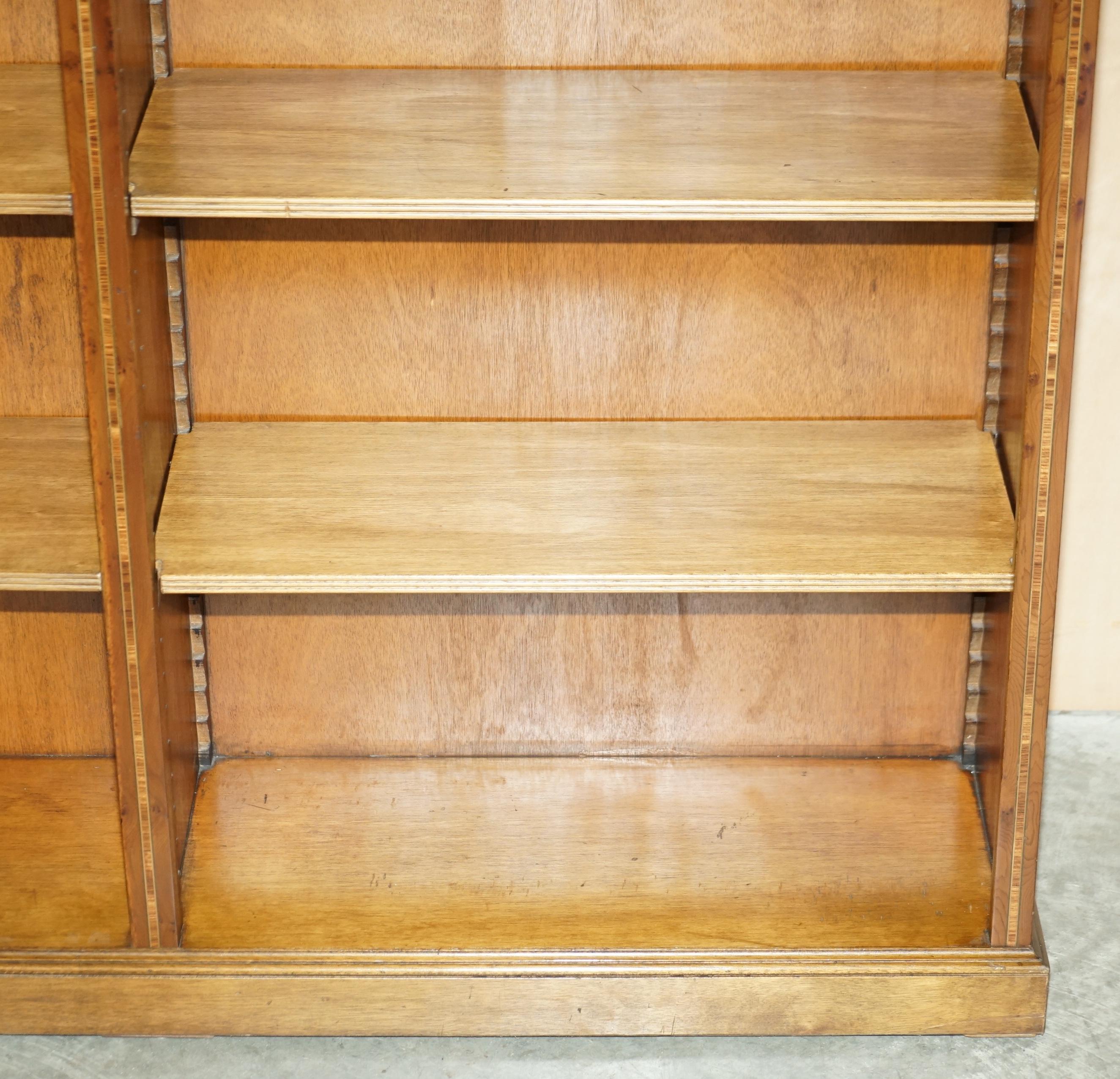 Paire de bibliothèques Sheraton Revival en bois de satin, noyer et if