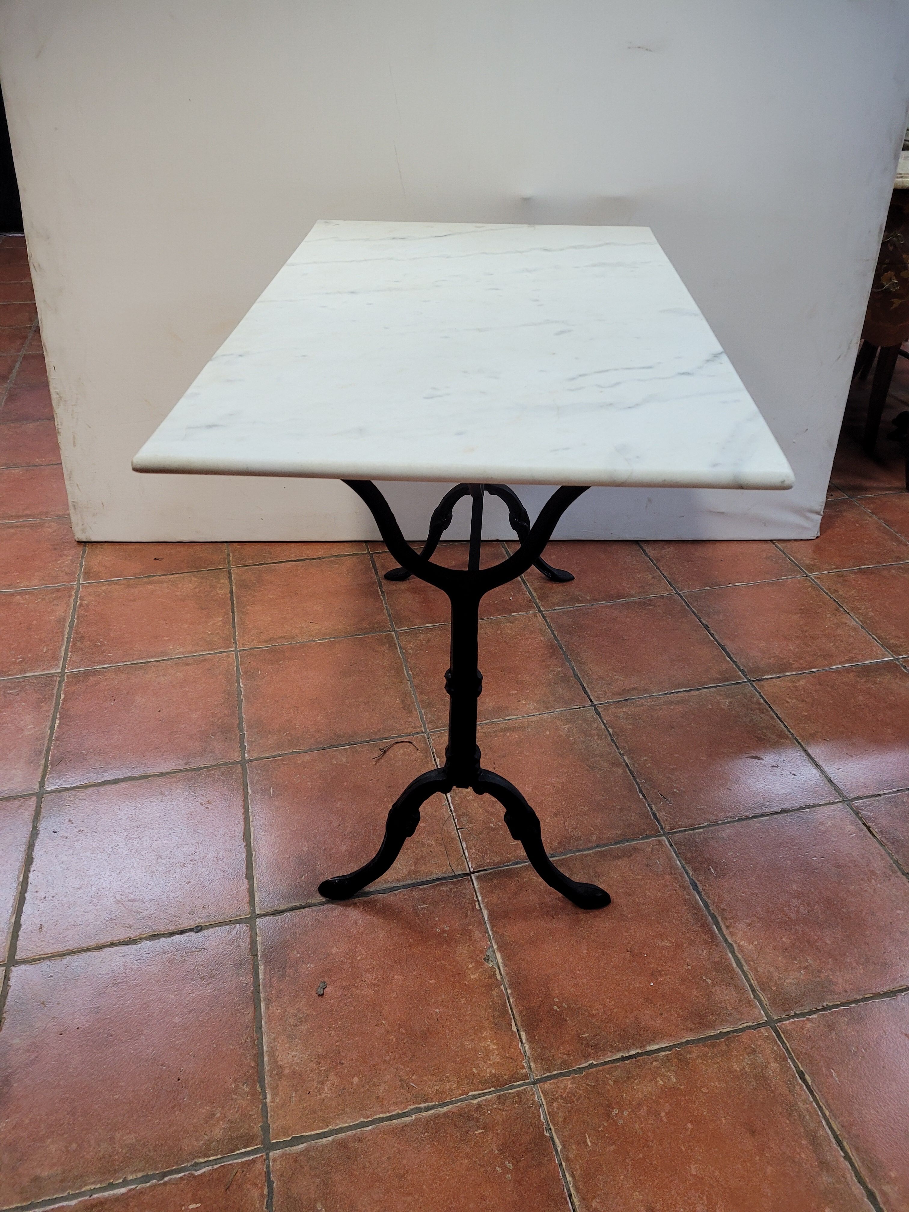 Table de bistrot dessus marbre