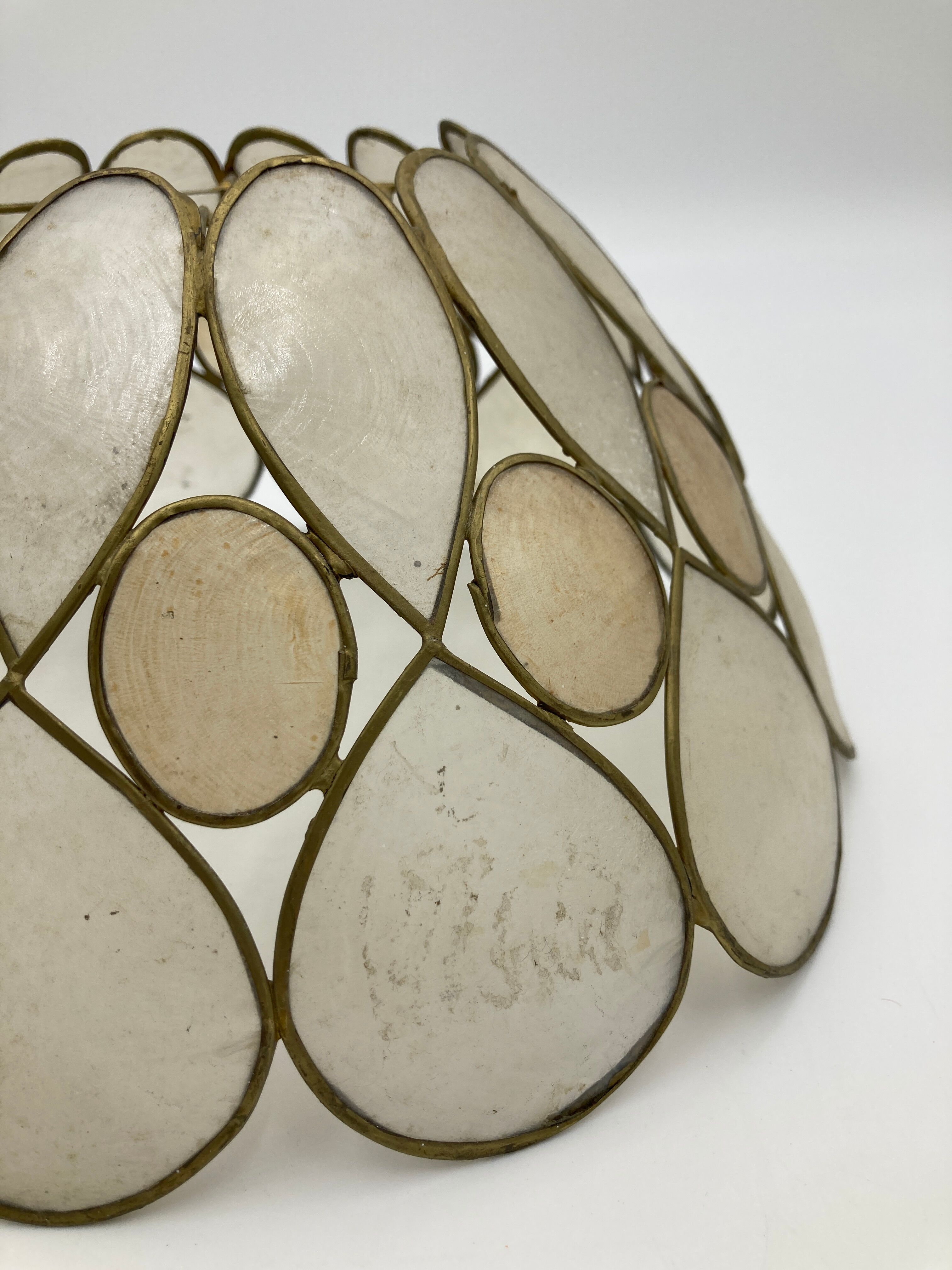 Mother-of-pearl and brass suspension