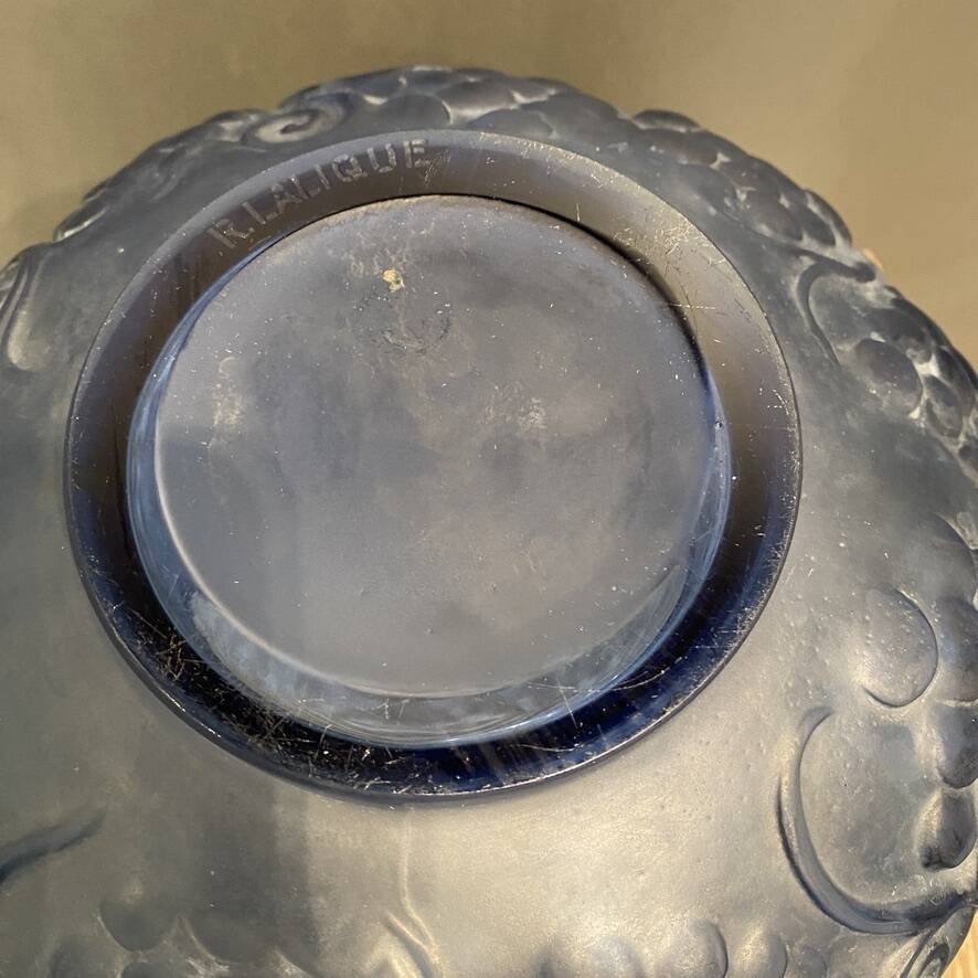 Un vase en verre bleu Fontainebleau de René Lalique