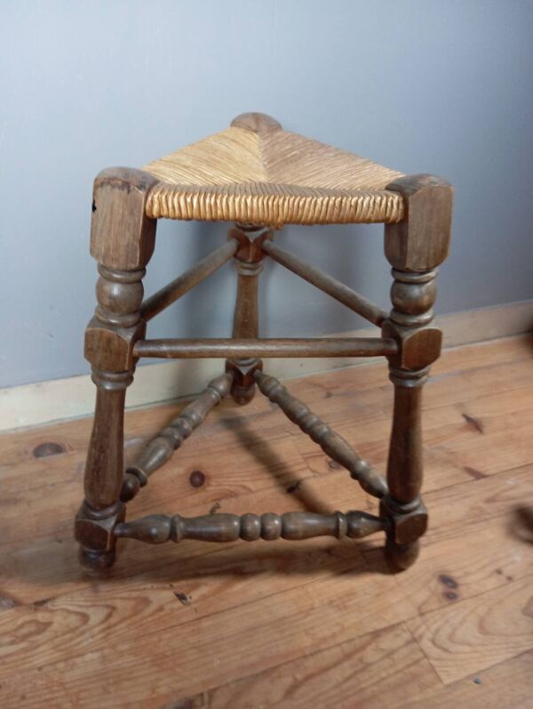 Tabouret tripode bois et paille style neo basque