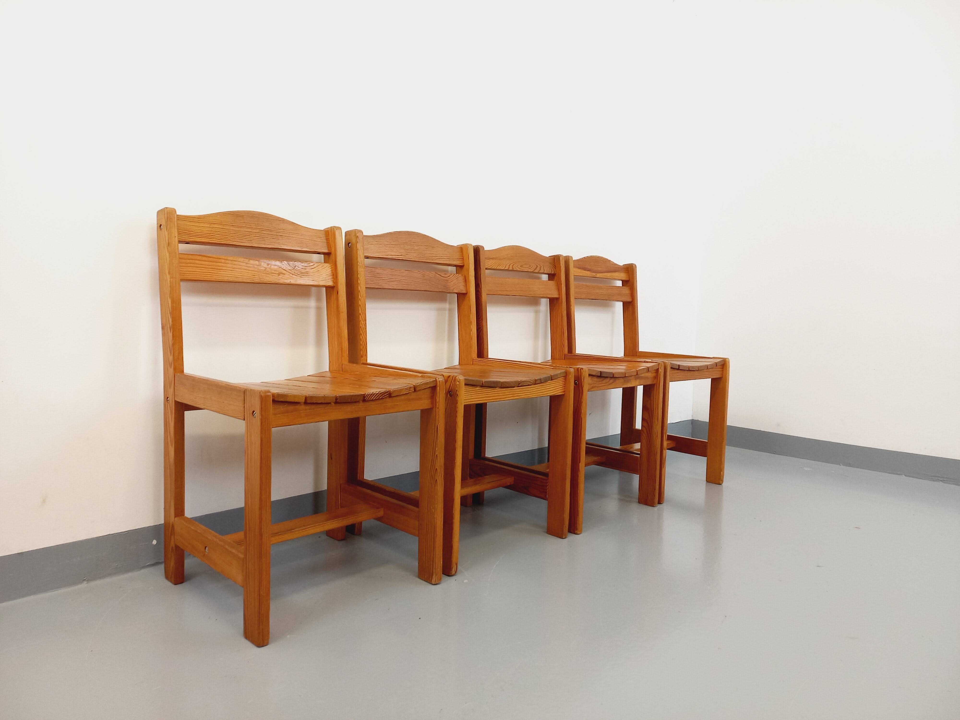Set of 4 vintage pine chairs from the 70s