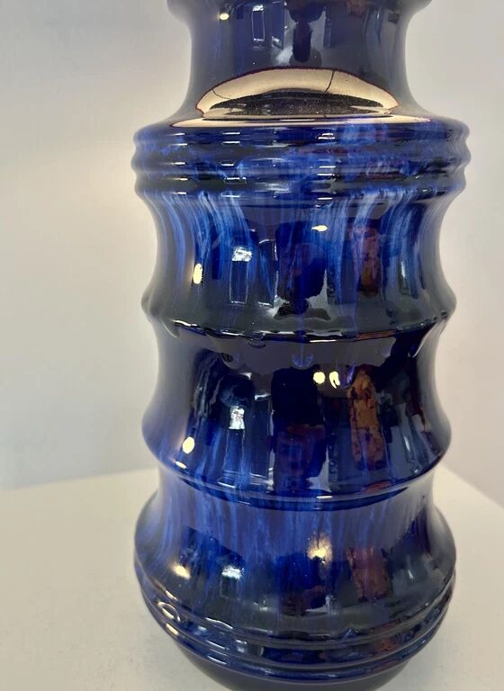 Large vase lamp from the 70s with expressive enamel and pagoda shape.