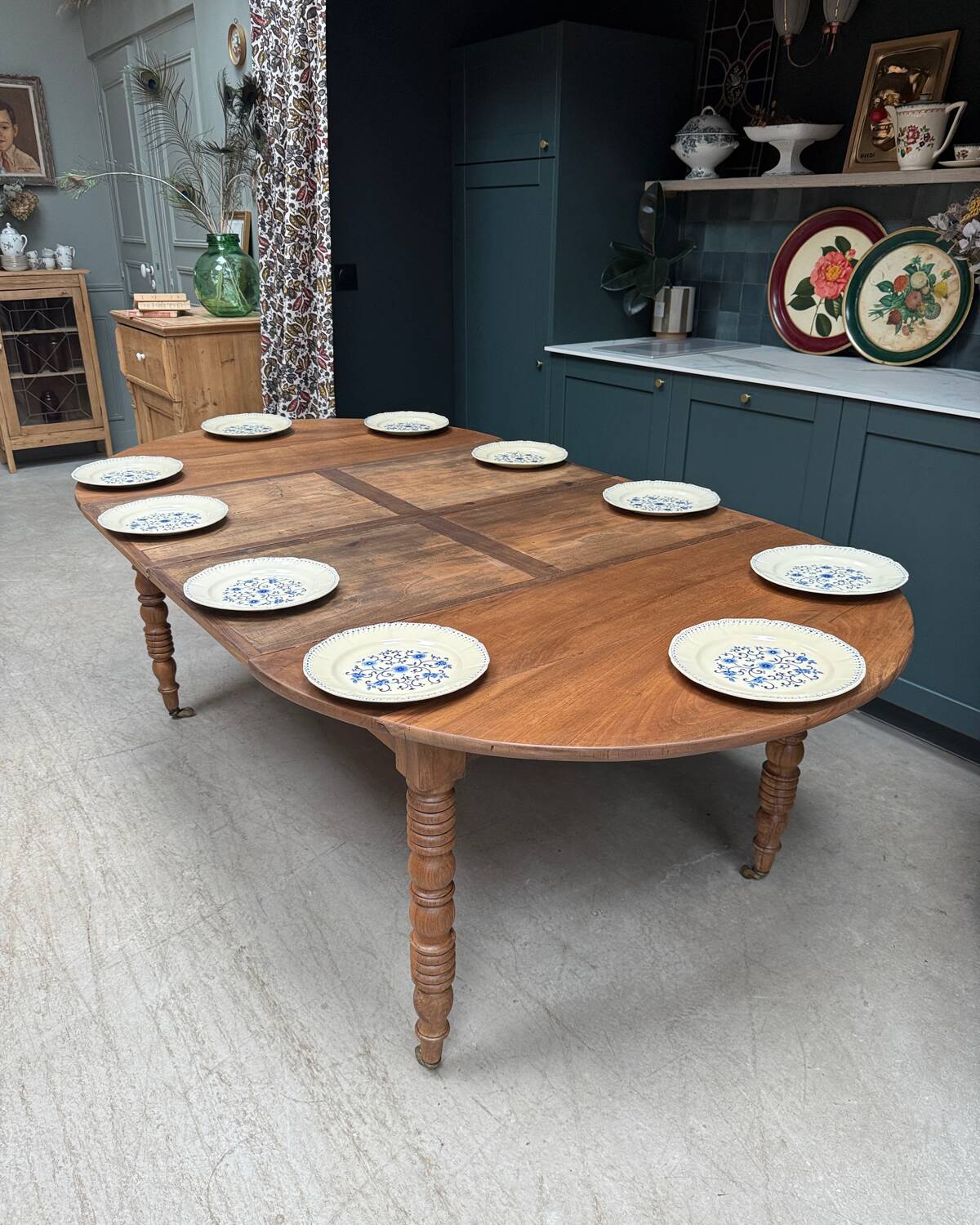 Extendable round table with turned legs (renovated)