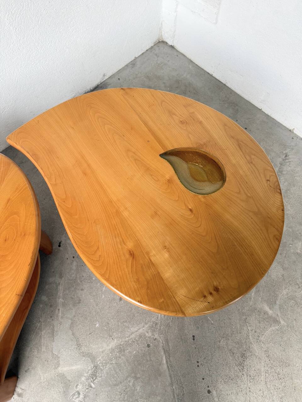 Tables basses en orme formant une goutte