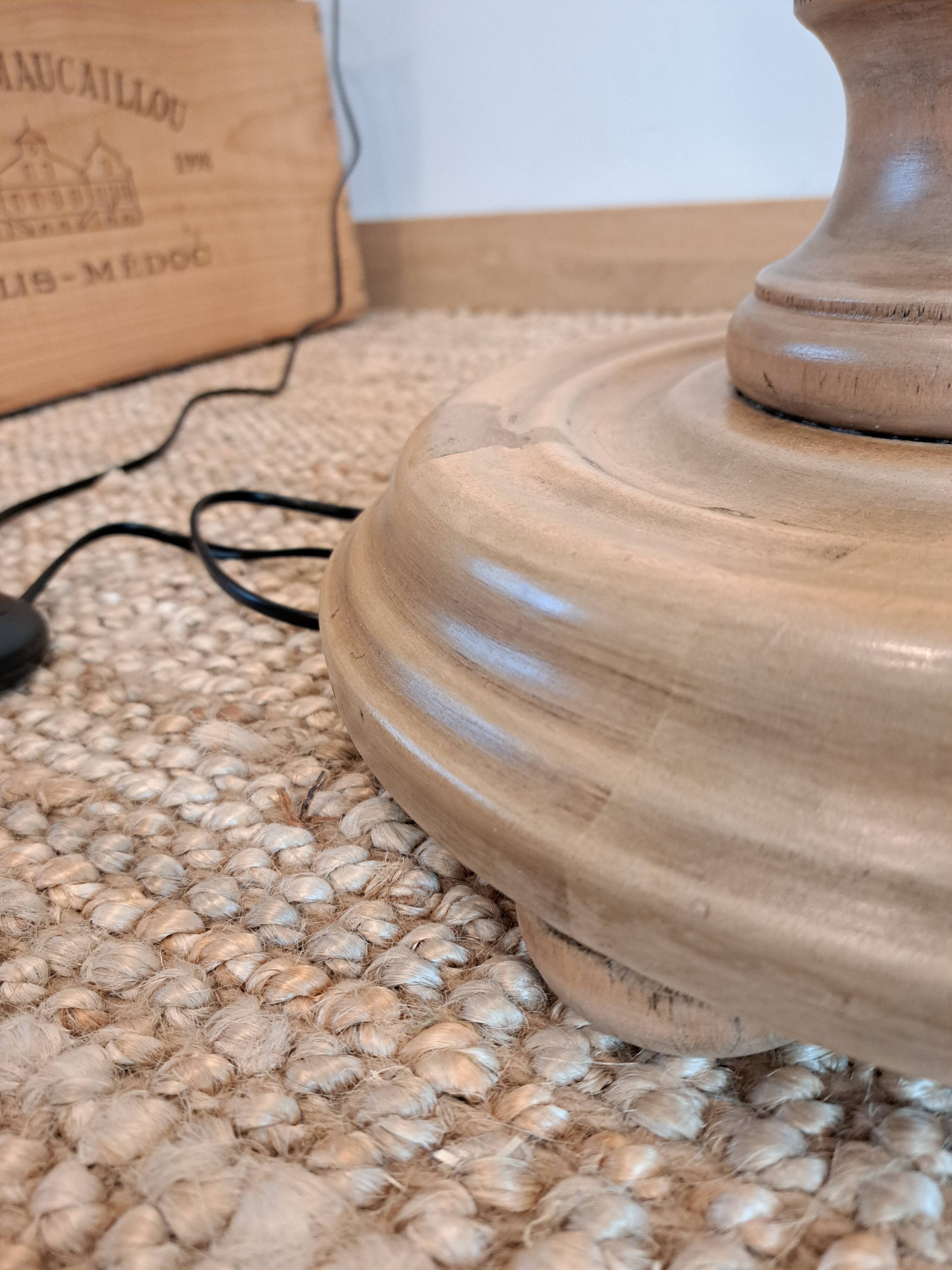 Vintage floor lamp in turned wood with an aged effect.