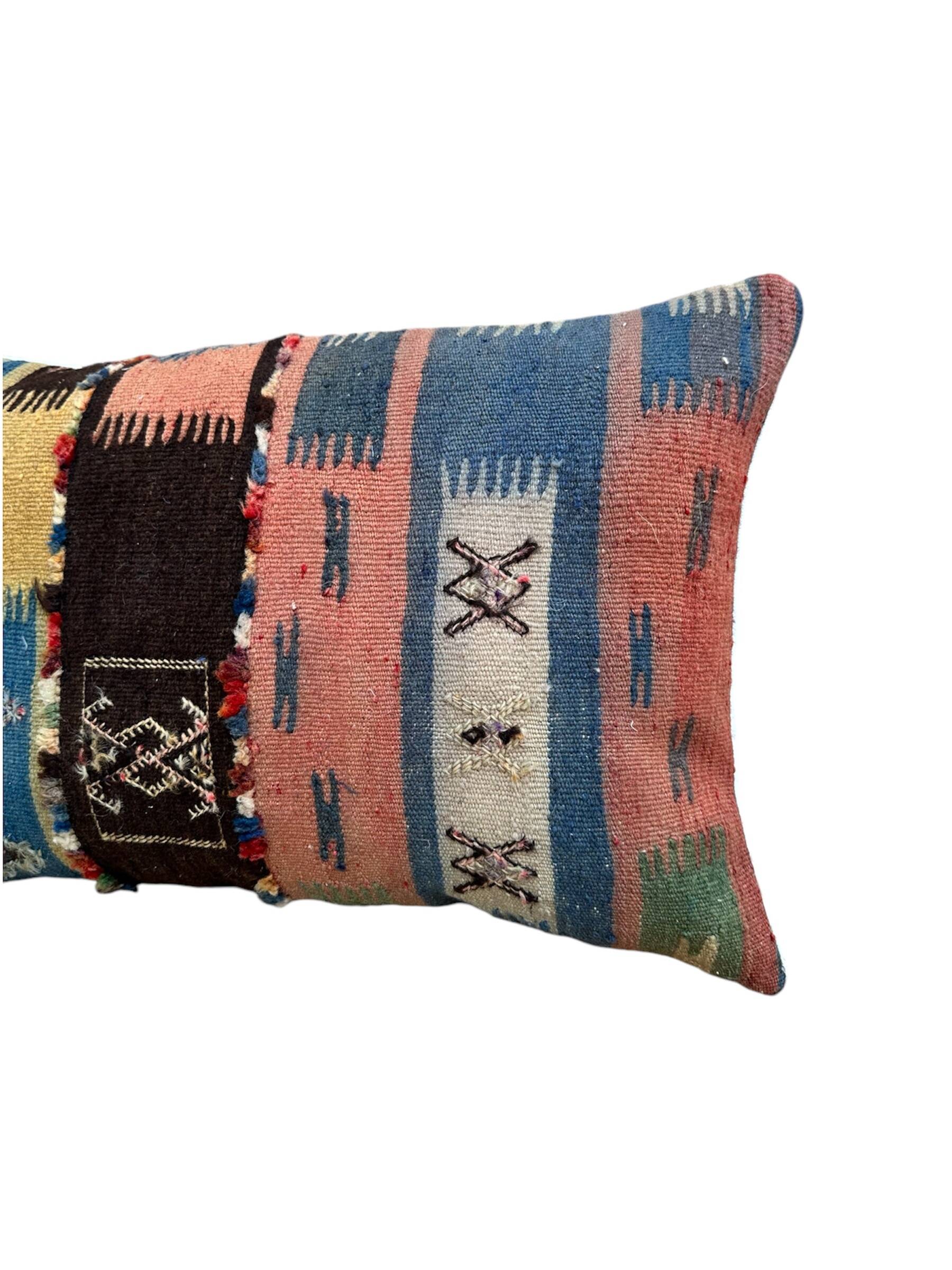 Magnifique coussin Kilim berbère vintage du Maroc