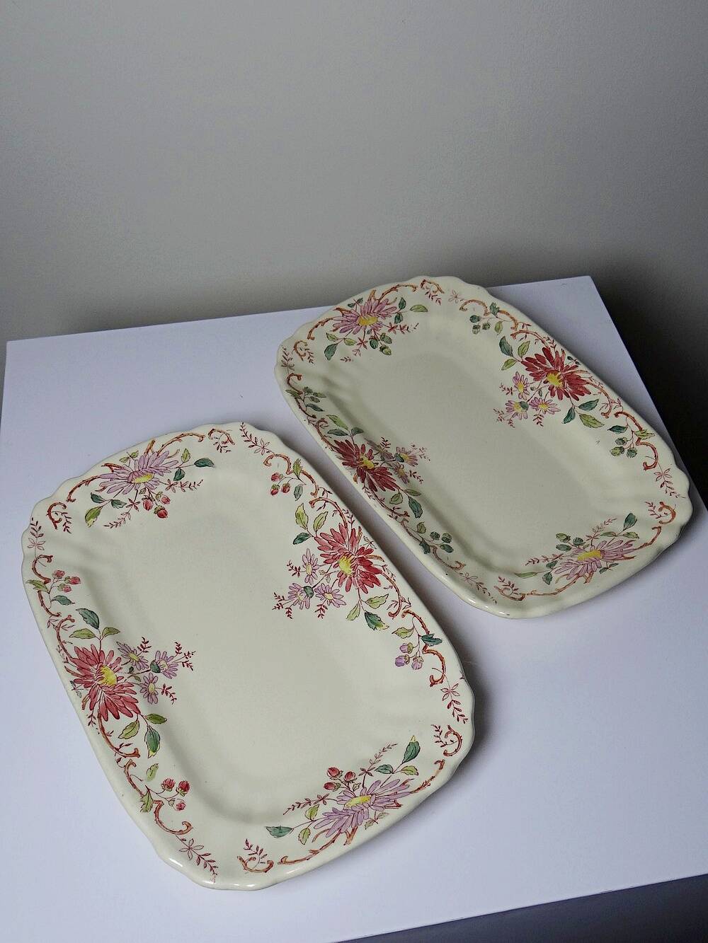 2 raviers anciens Longchamp Pâquerettes en terre de fer polychrome