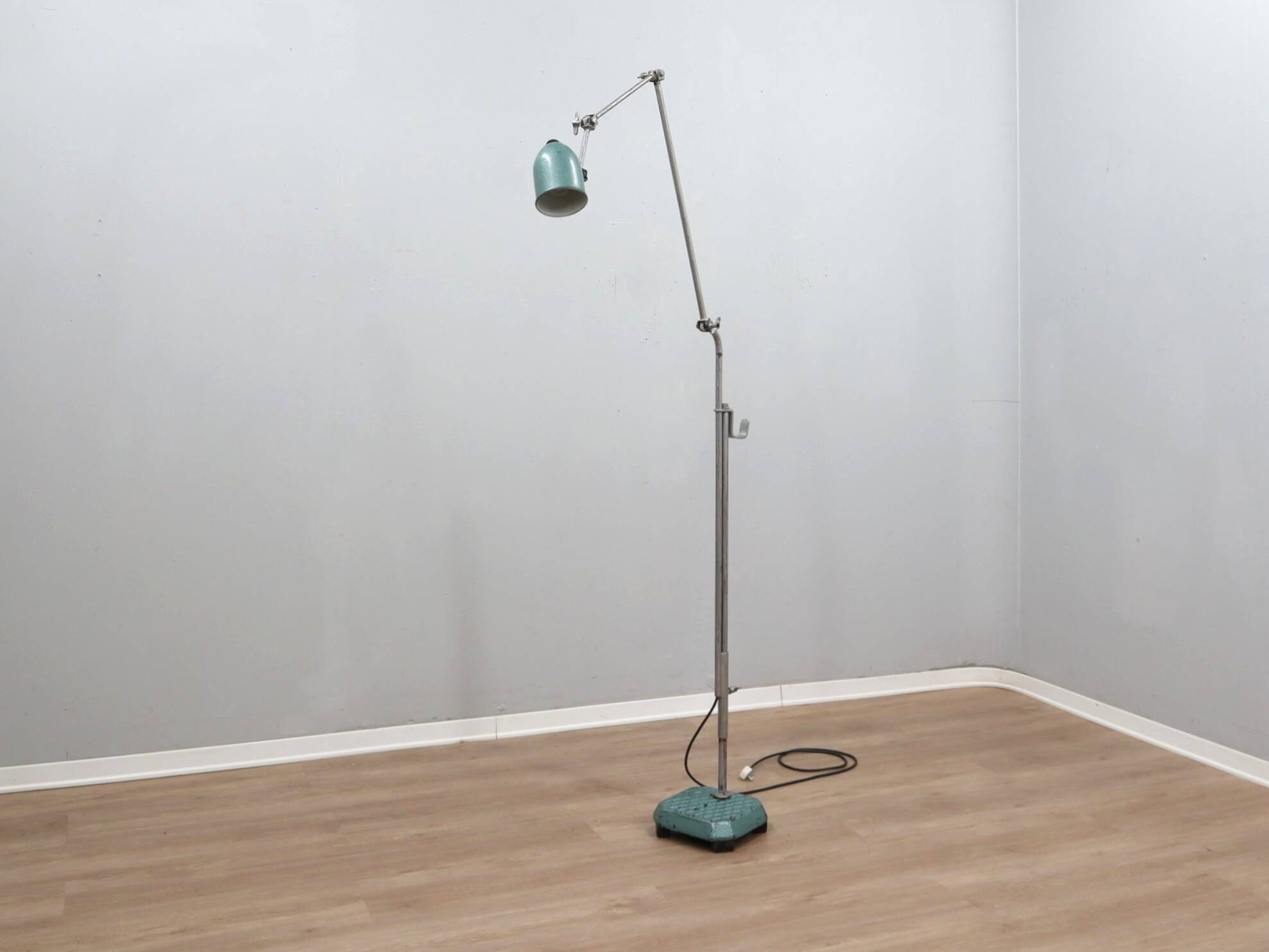 Lampe de sol industrielle ajustable des années 1960 vert martelé