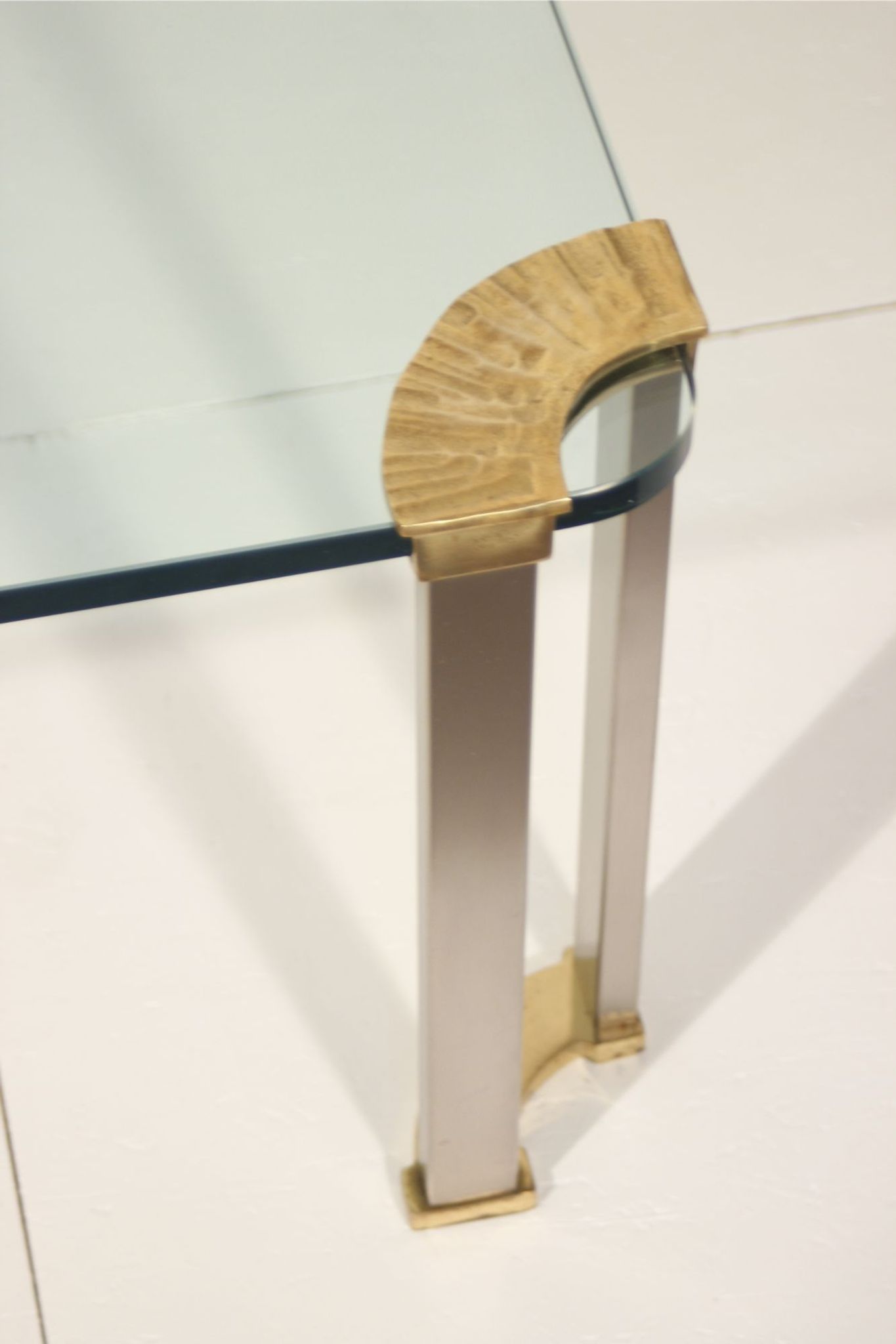 Table basse en bronze & verre trempé par Peter Ghyczy, 1970s