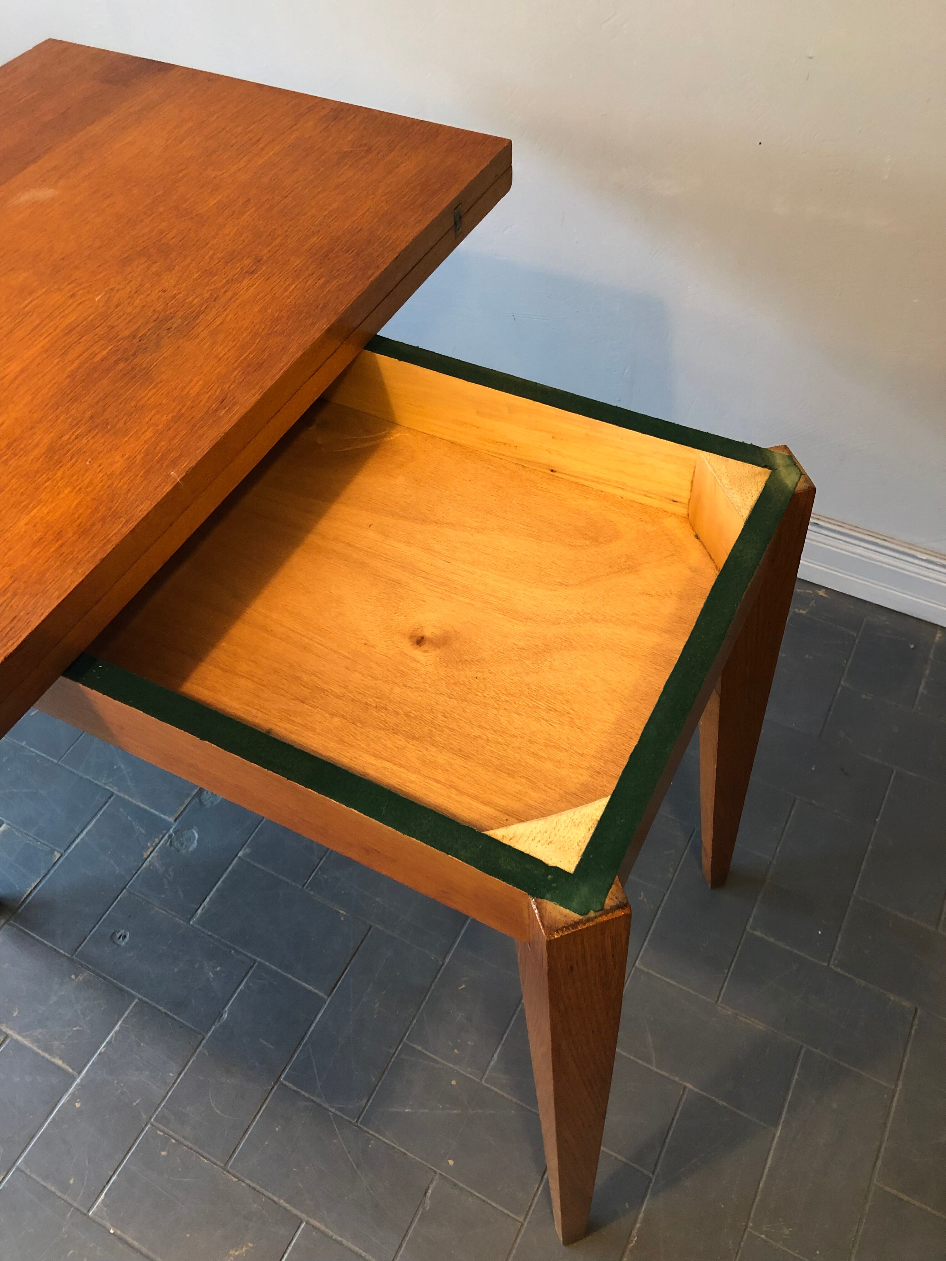 Wallet game table