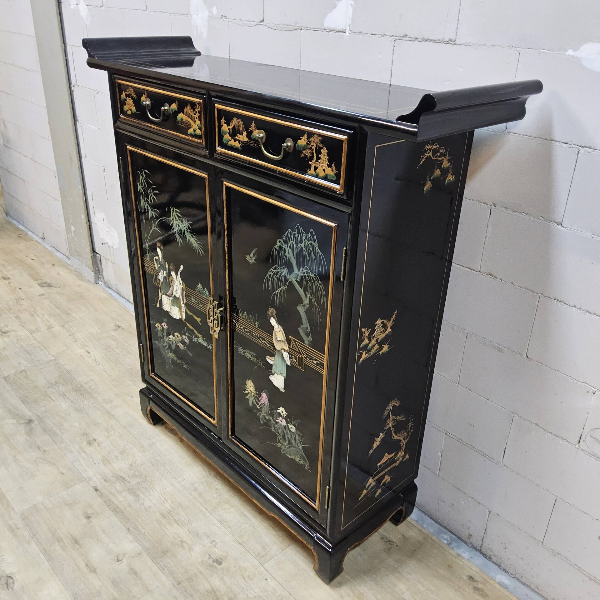 Vintage Chinese side table / cabinet / lacquered cabinet / bohemian