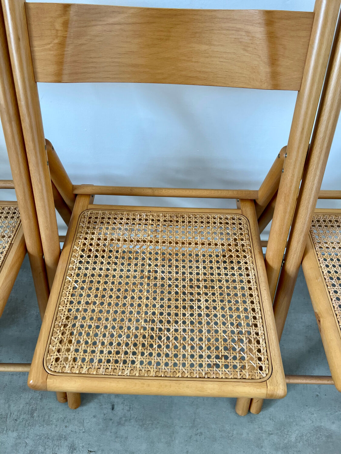 Lot 6 folding wooden chairs and vintage rattan canning year 60