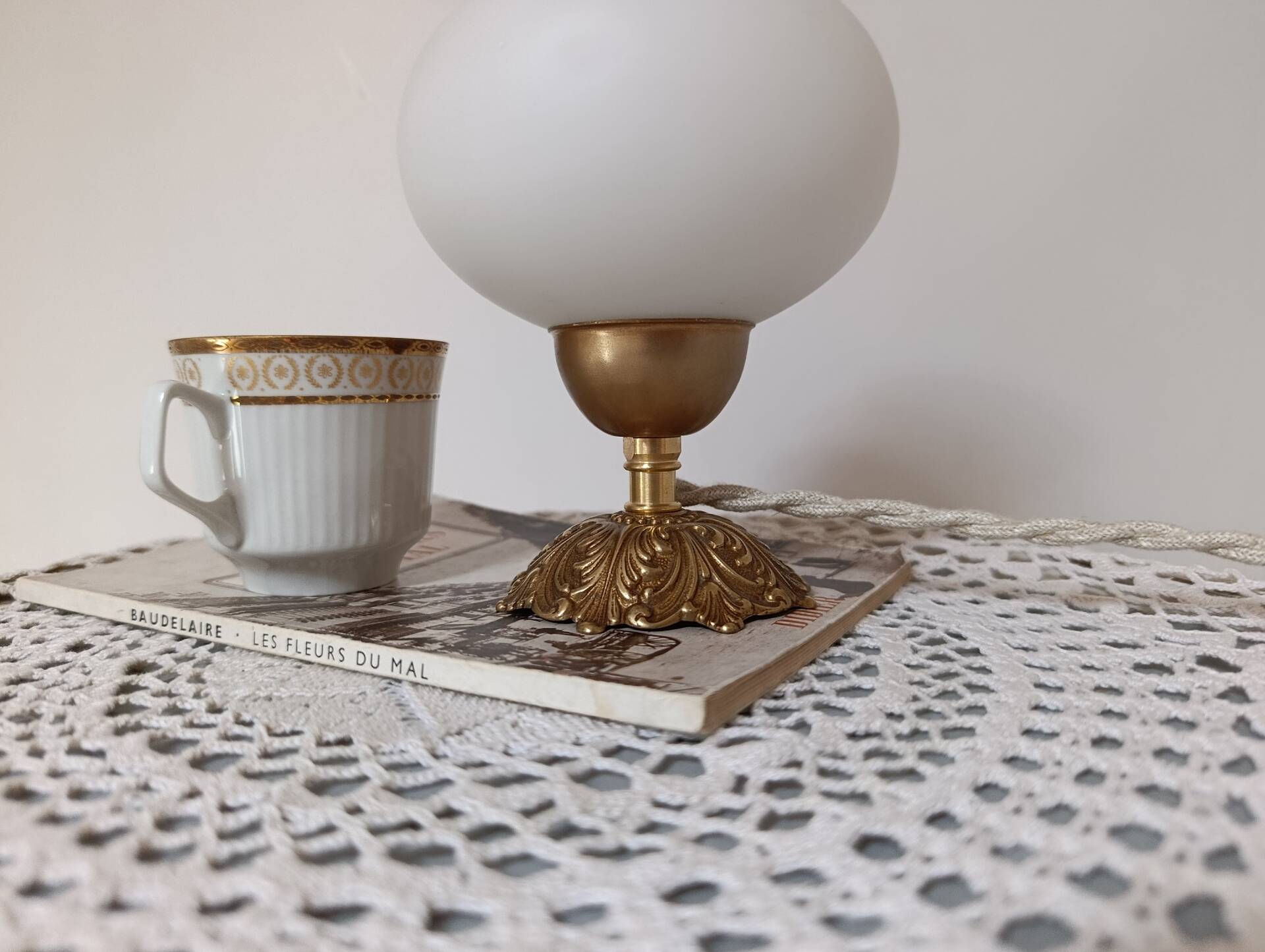Lampe en bronze et opaline