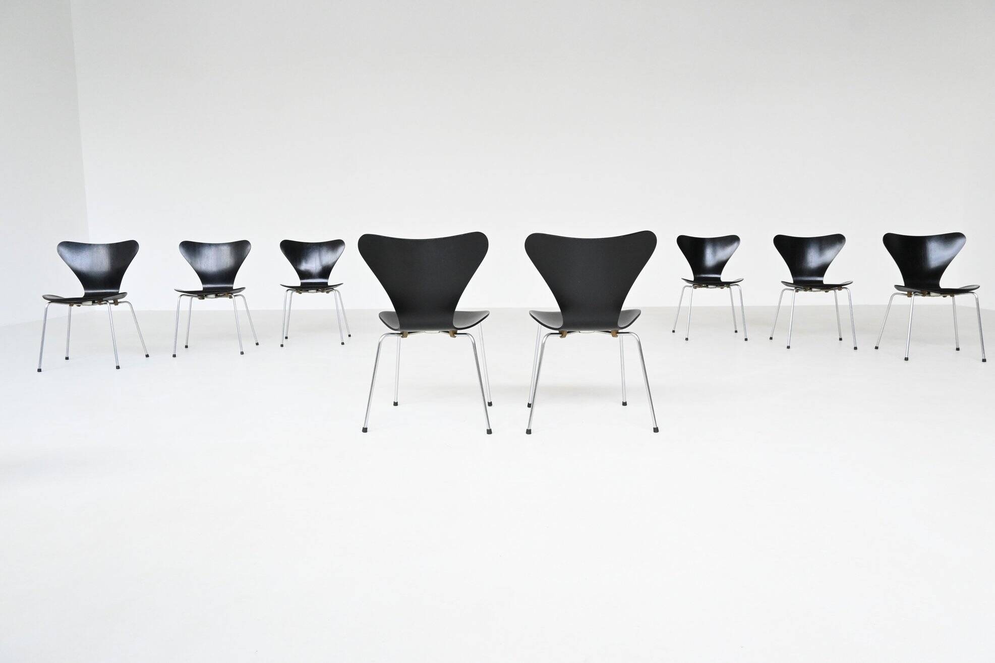 Arne Jacobsen 3107 'Butterfly' dining chairs Fritz  Hansen Denmark 1967