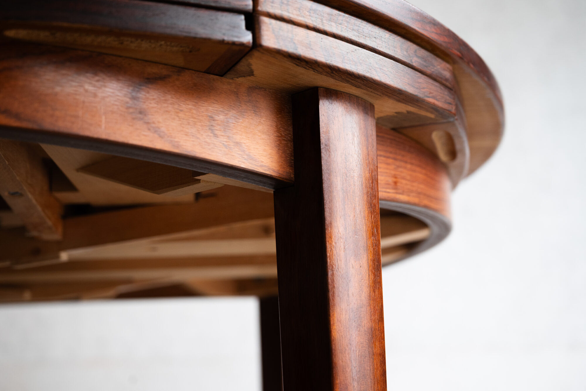 Dining table 'Lotus' by Dyrlund